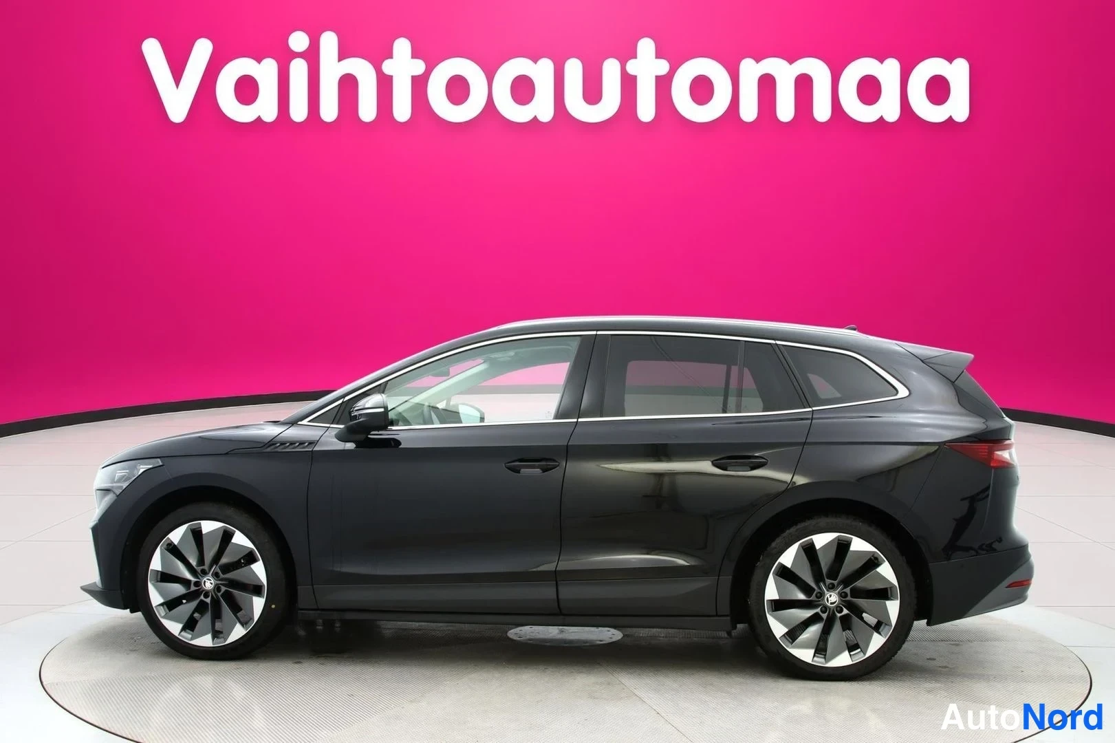 Musta Skoda Enyaq iV 2023, sivulta, kuva 4