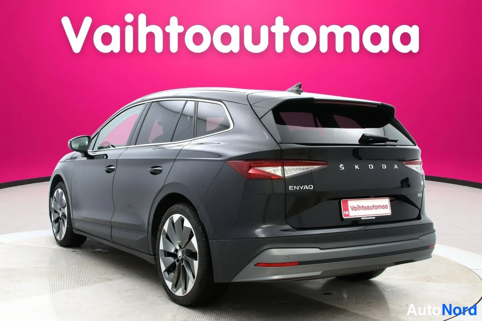 Musta Skoda Enyaq iV 2023, takaviisto, kuva 5