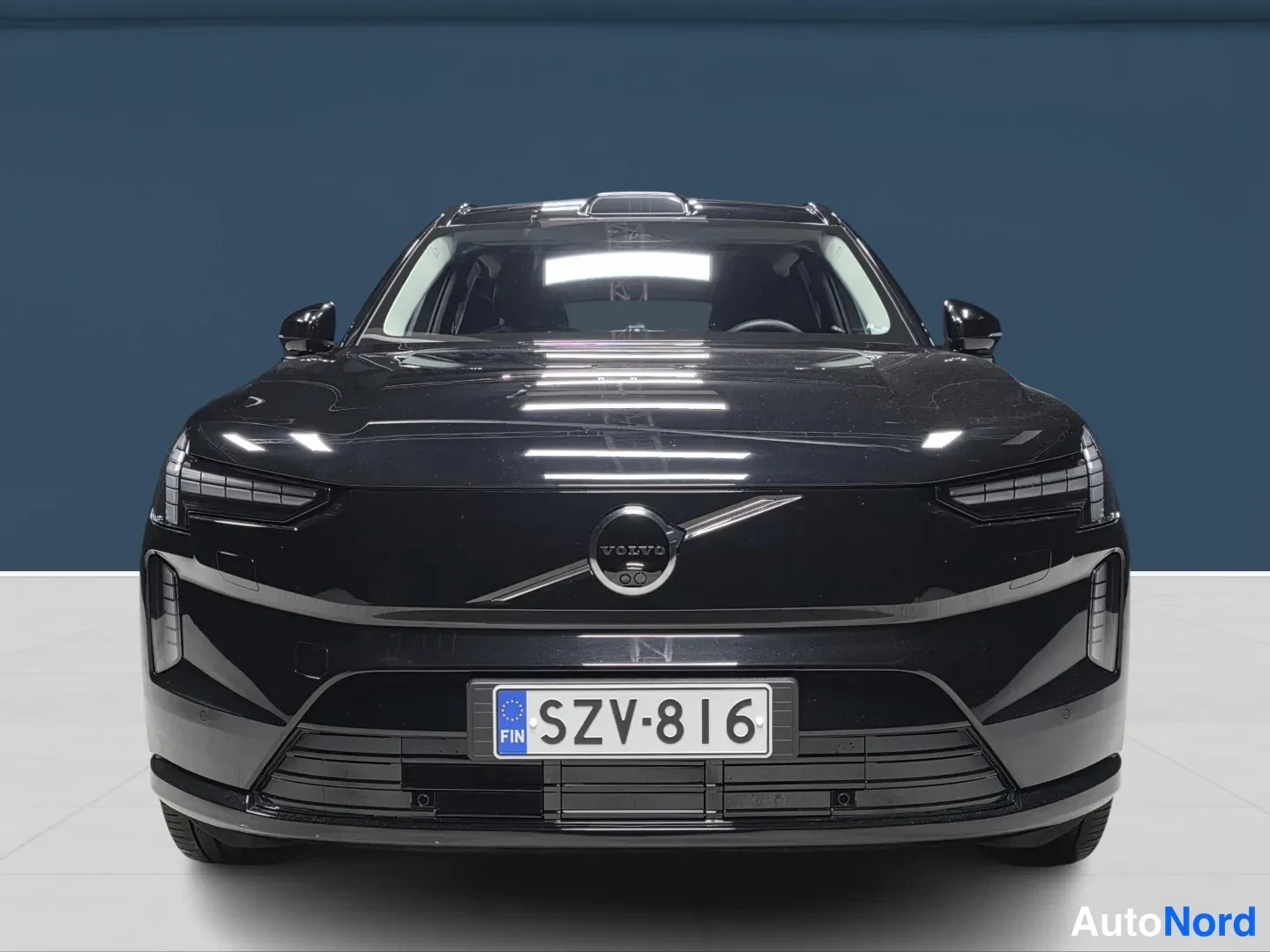 Musta Volvo EX90 2025, edestä, kuva 4