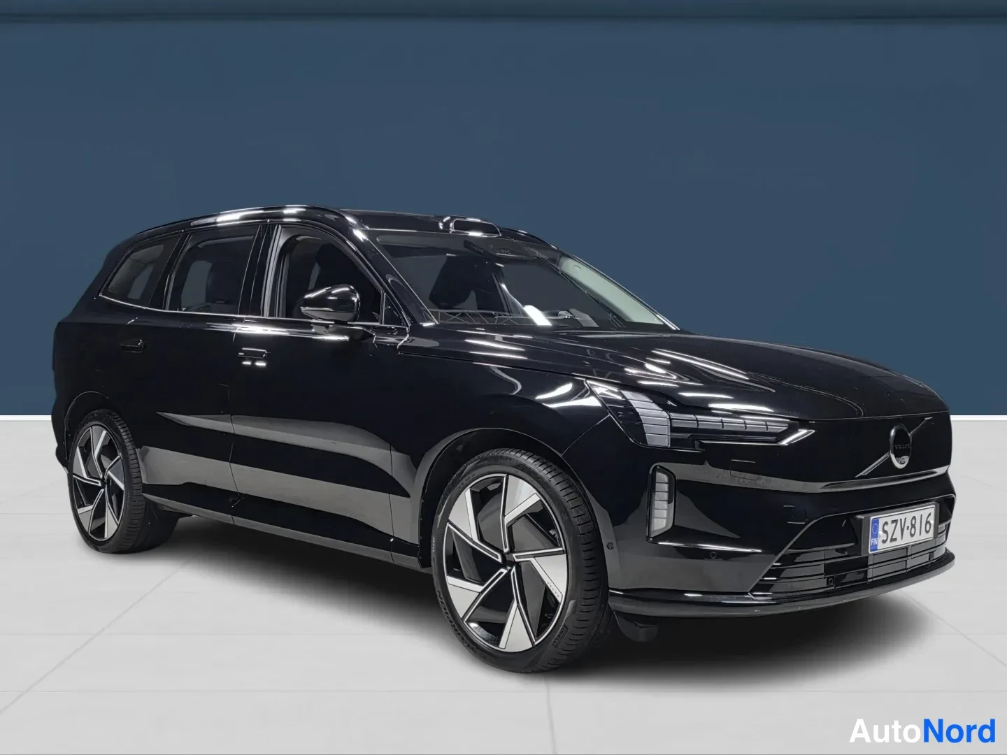 Musta Volvo EX90 2025, etuviisto, keula oikealle, kuva 3