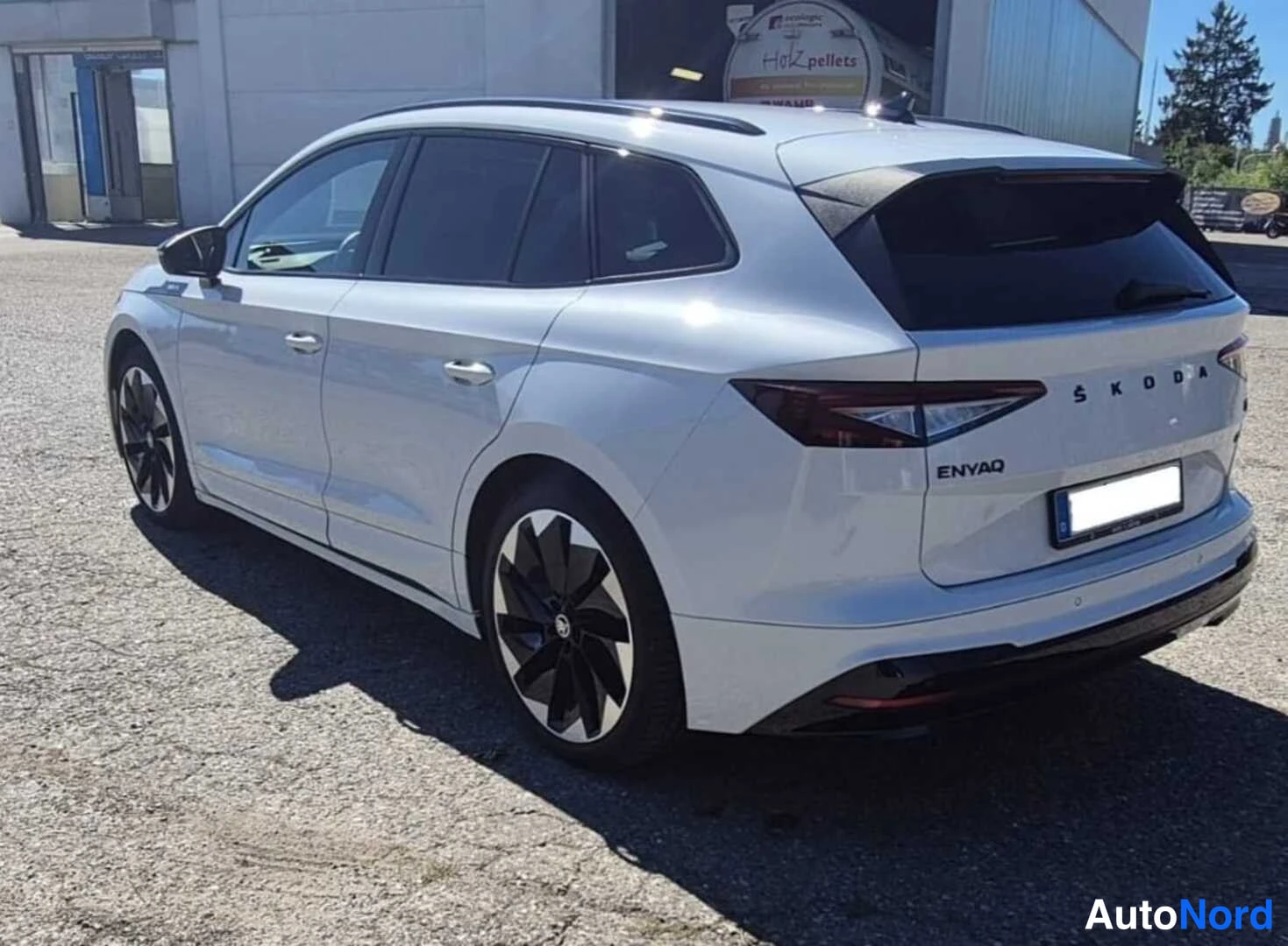 Valkoinen Skoda Enyaq iv 2022, takaviisto, kuva 3