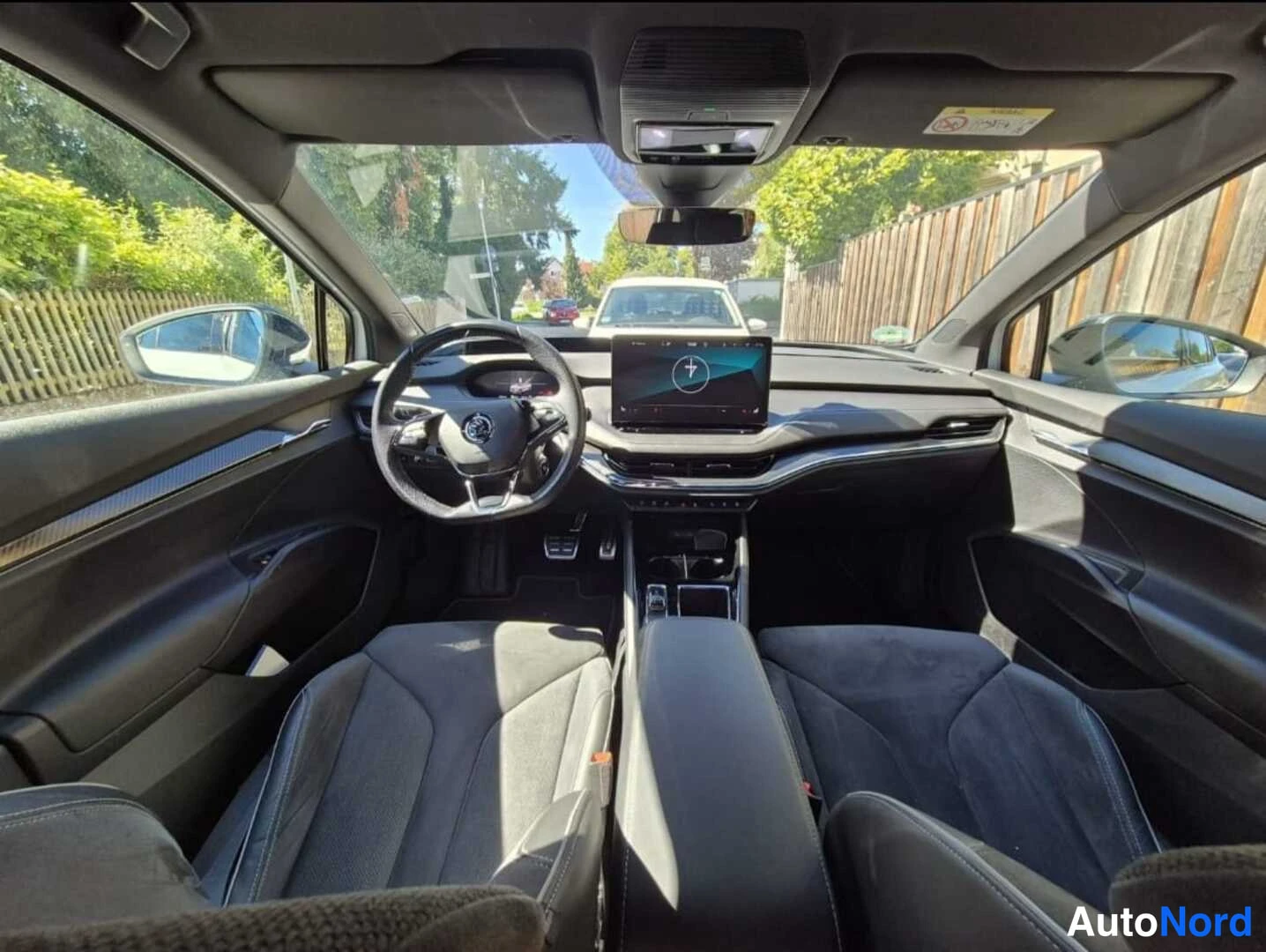 Valkoinen Skoda Enyaq iv 2022, ohjaamo, kuva 6
