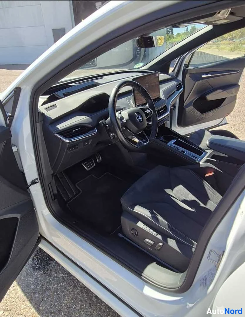 Valkoinen Skoda Enyaq iv 2022, ohjaamo, kuva 7