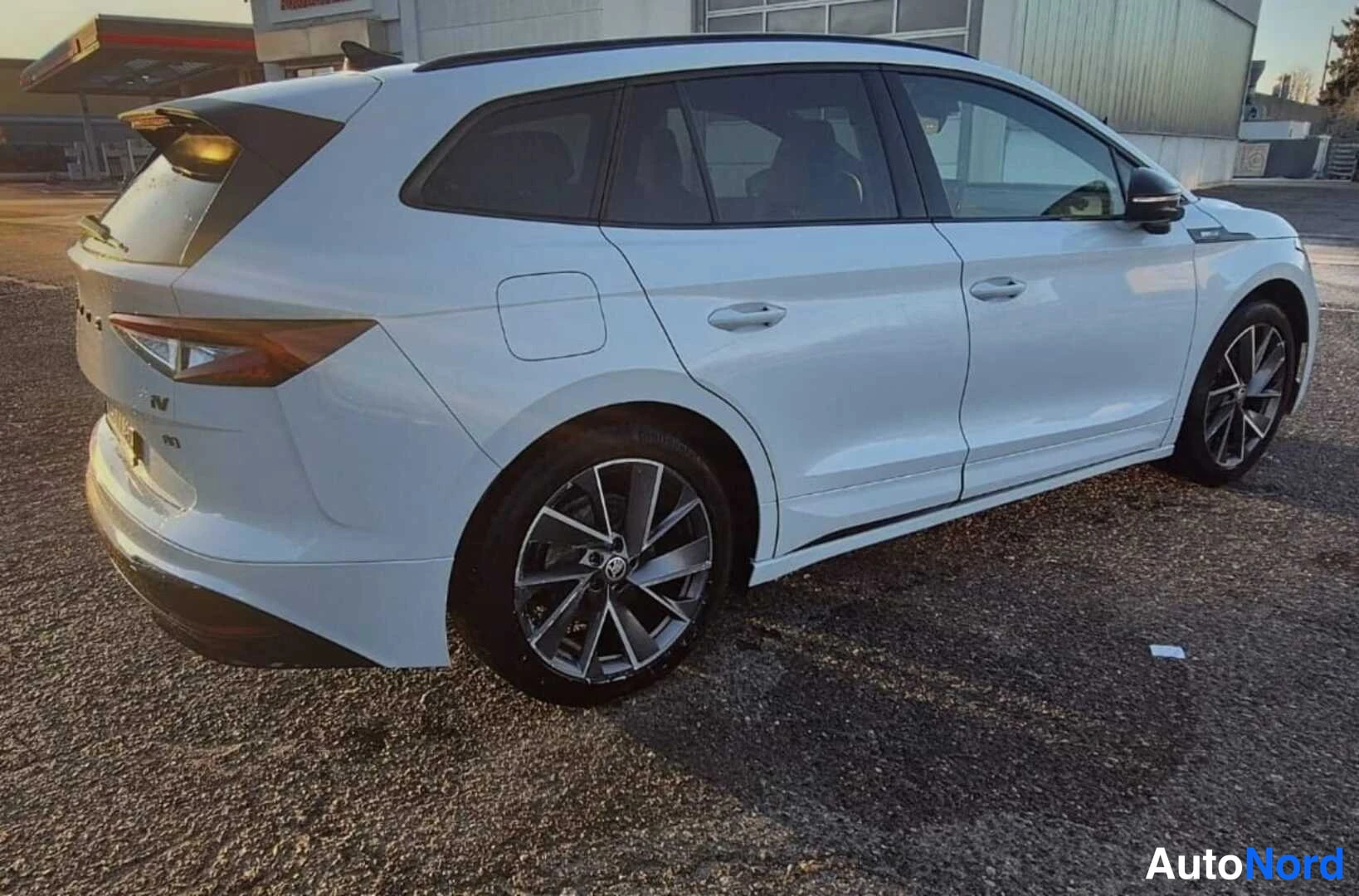 Valkoinen Skoda Enyaq iv 2022, takaviisto, kuva 5