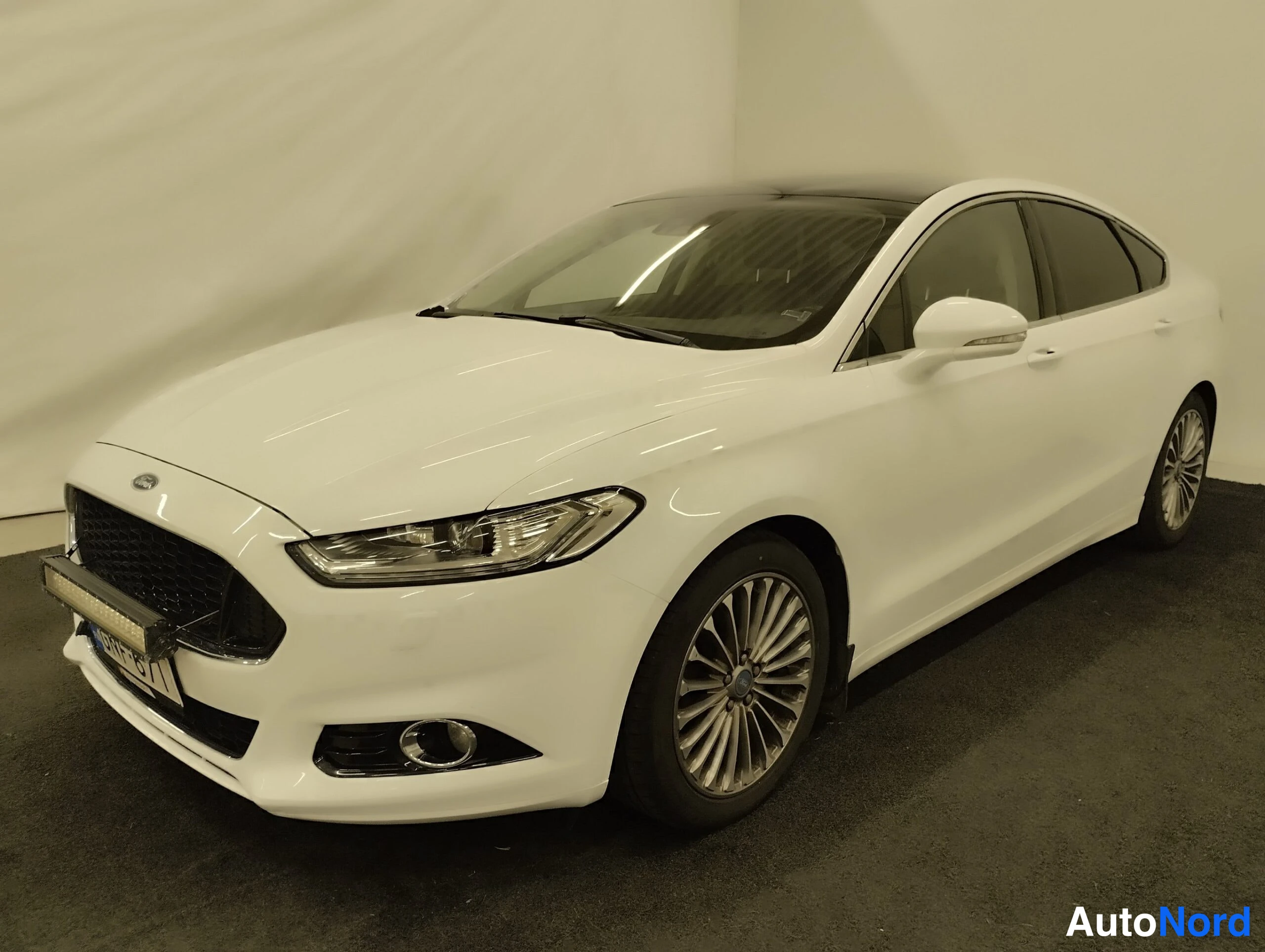 Valkoinen Ford Mondeo 2015, etuviisto, keula vasemmalle, kuva 1