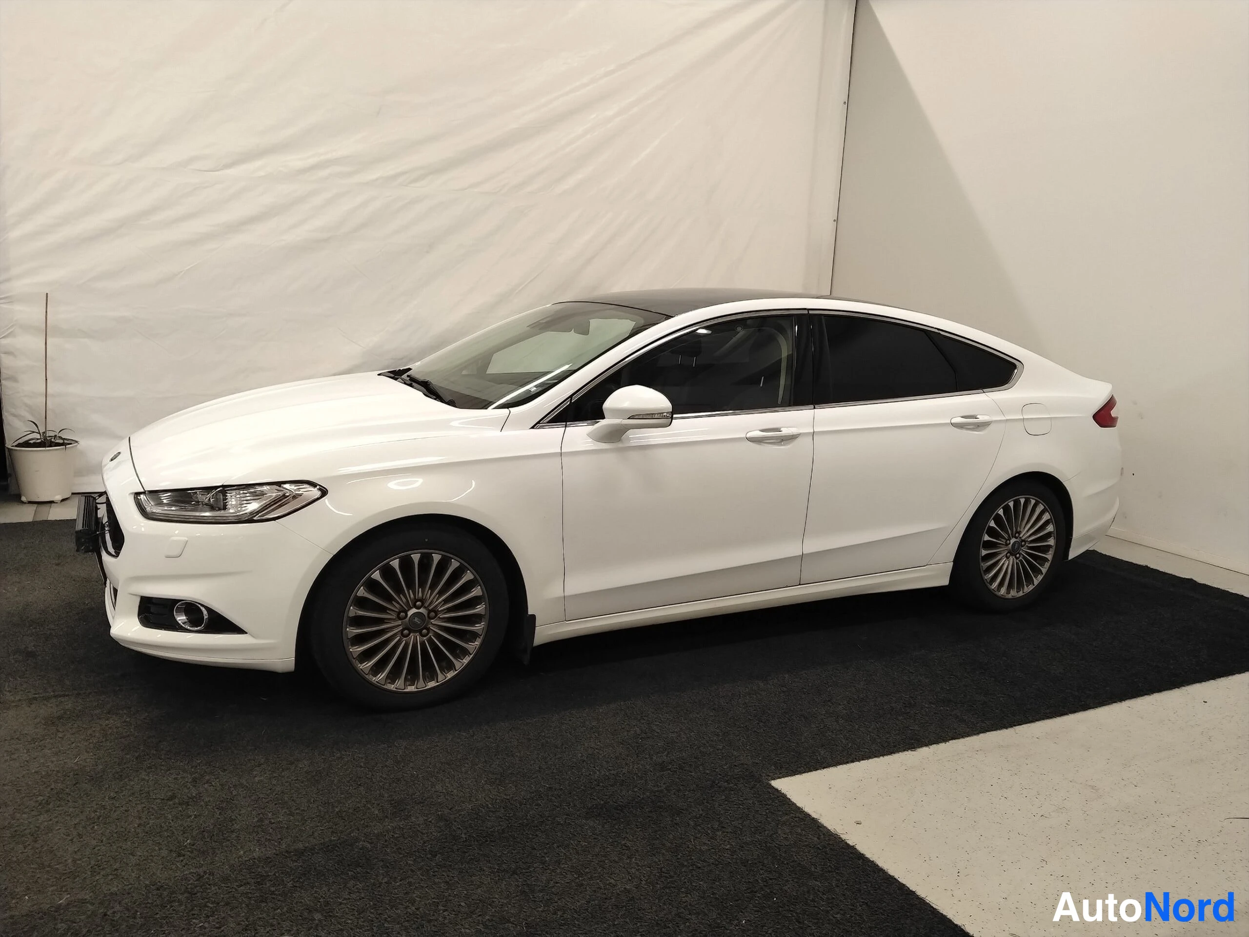 Valkoinen Ford Mondeo 2015, etuviisto, keula vasemmalle, kuva 2