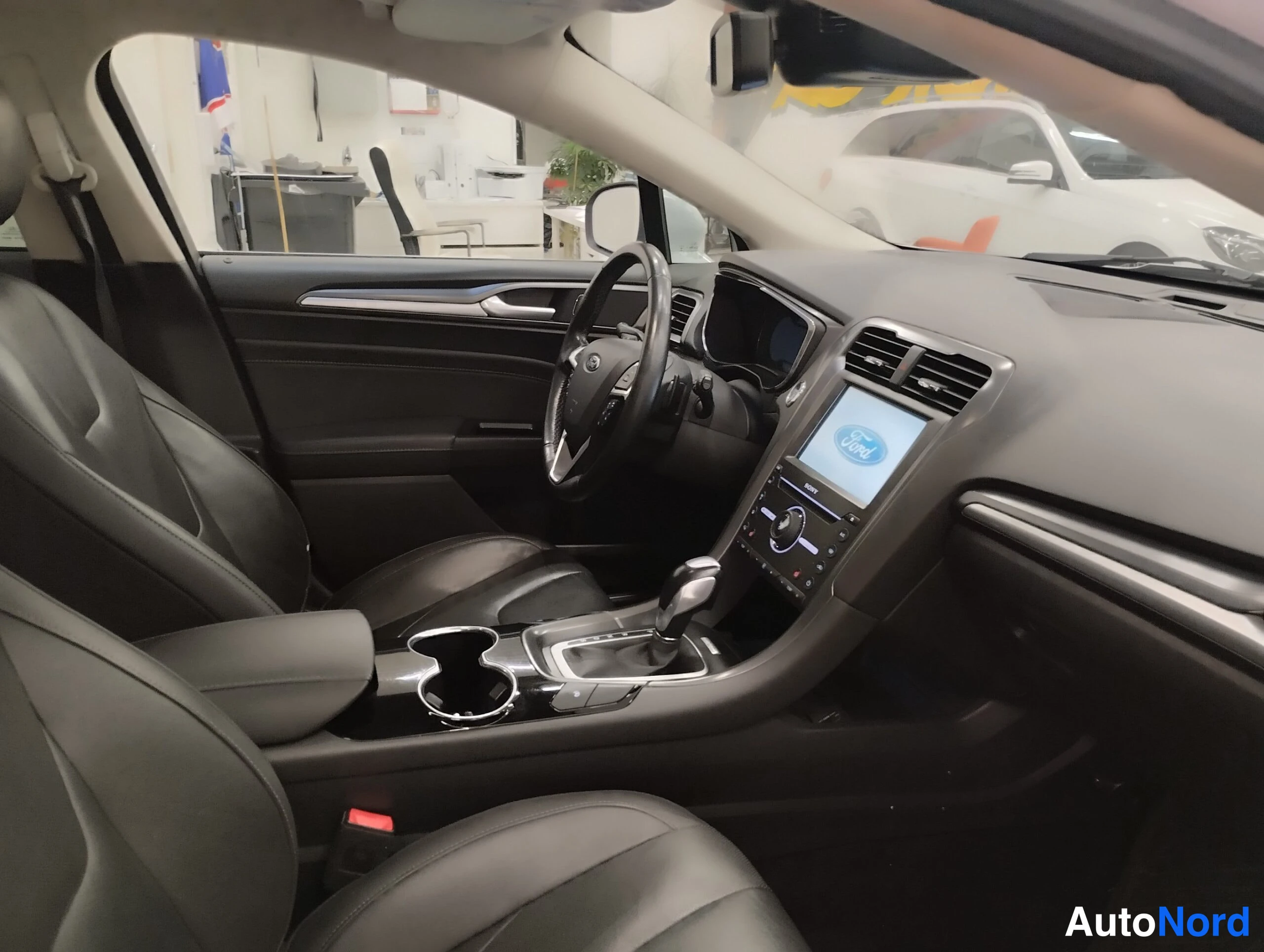 Valkoinen Ford Mondeo 2015, ohjaamo, kuva 26