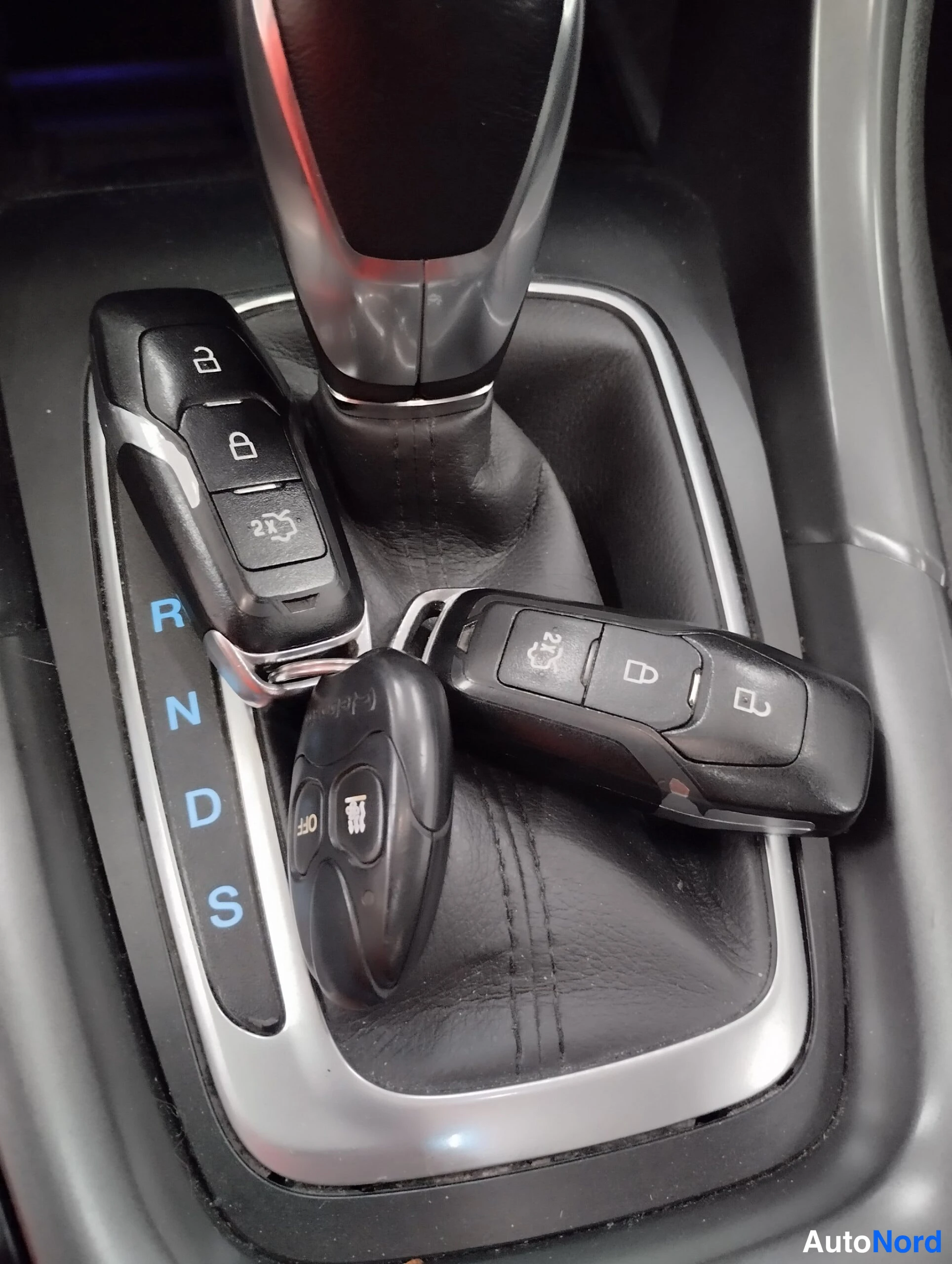Valkoinen Ford Mondeo 2015, yksityiskohta, kuva 33