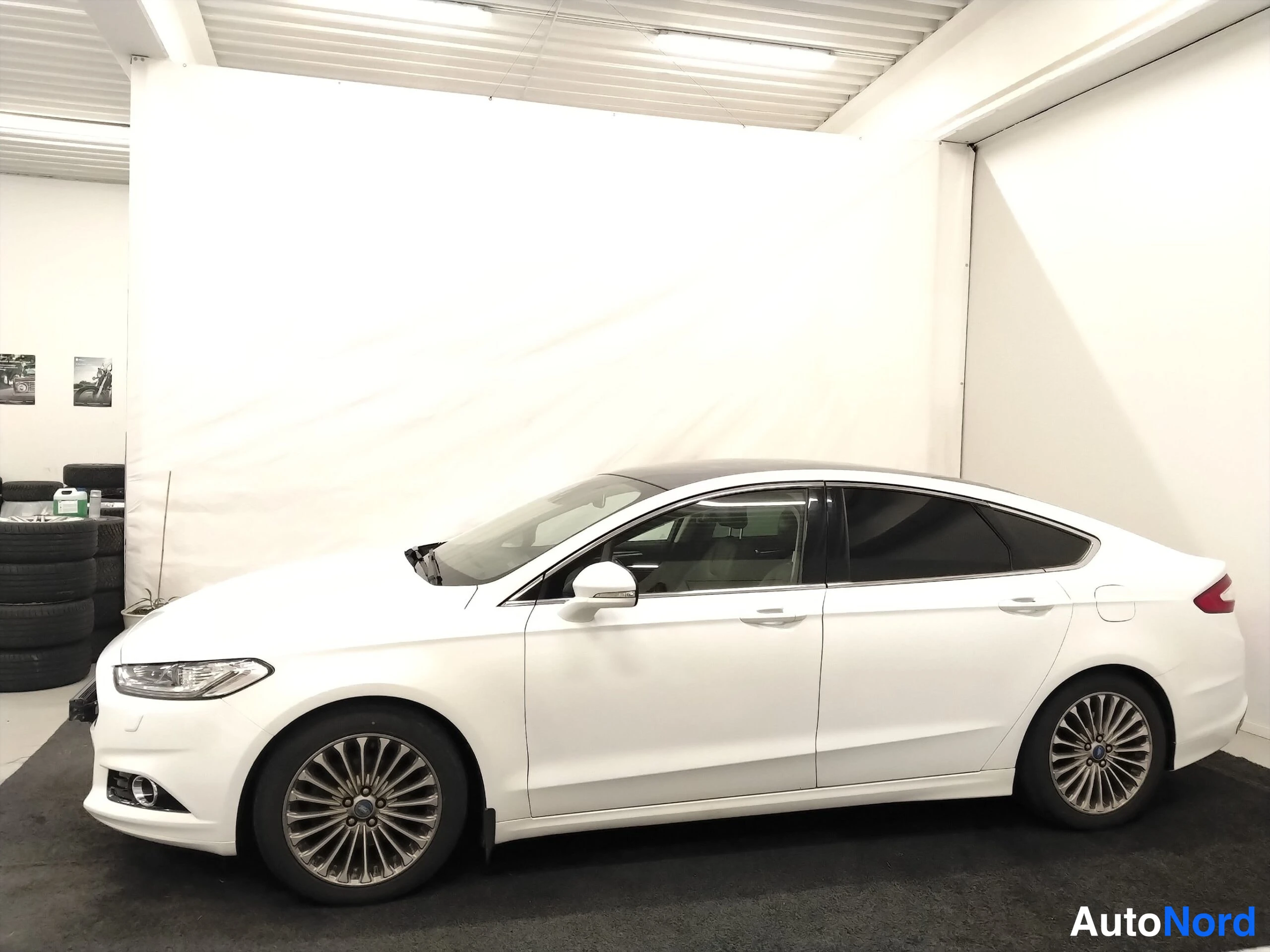 Valkoinen Ford Mondeo 2015, etuviisto, keula vasemmalle, kuva 6