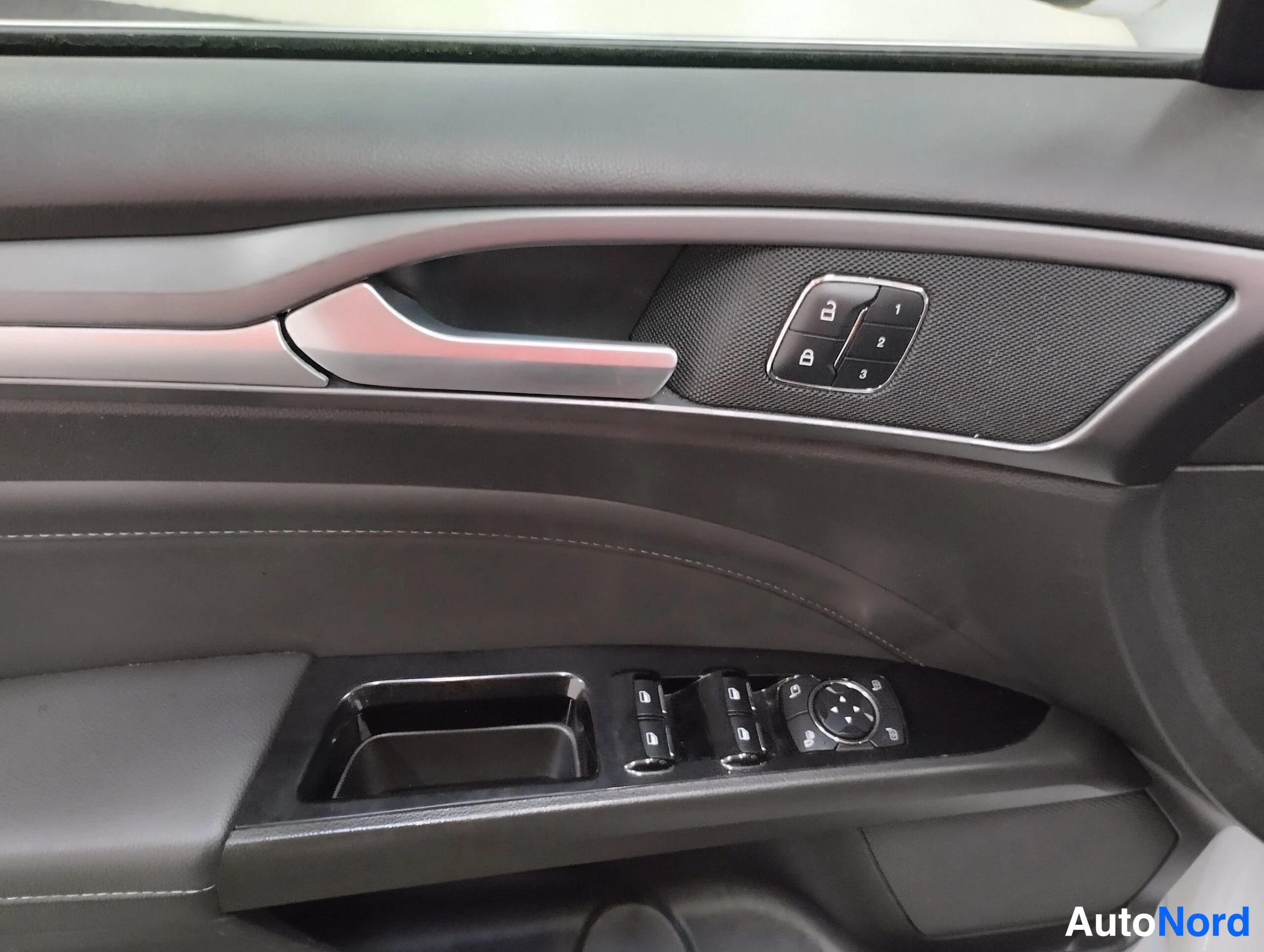 Valkoinen Ford Mondeo 2015, yksityiskohta, kuva 35