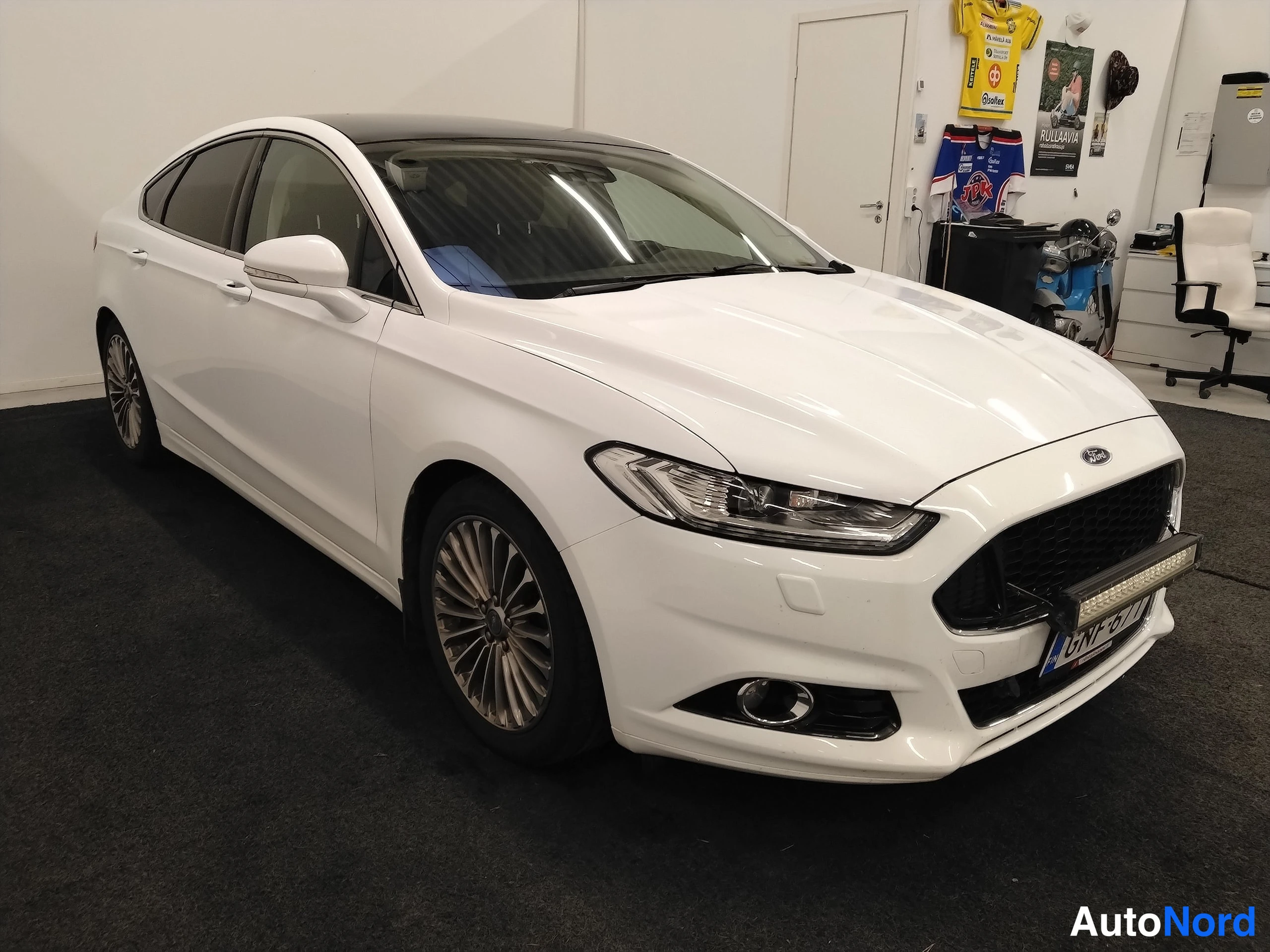Valkoinen Ford Mondeo 2015, etuviisto, keula oikealle, kuva 10