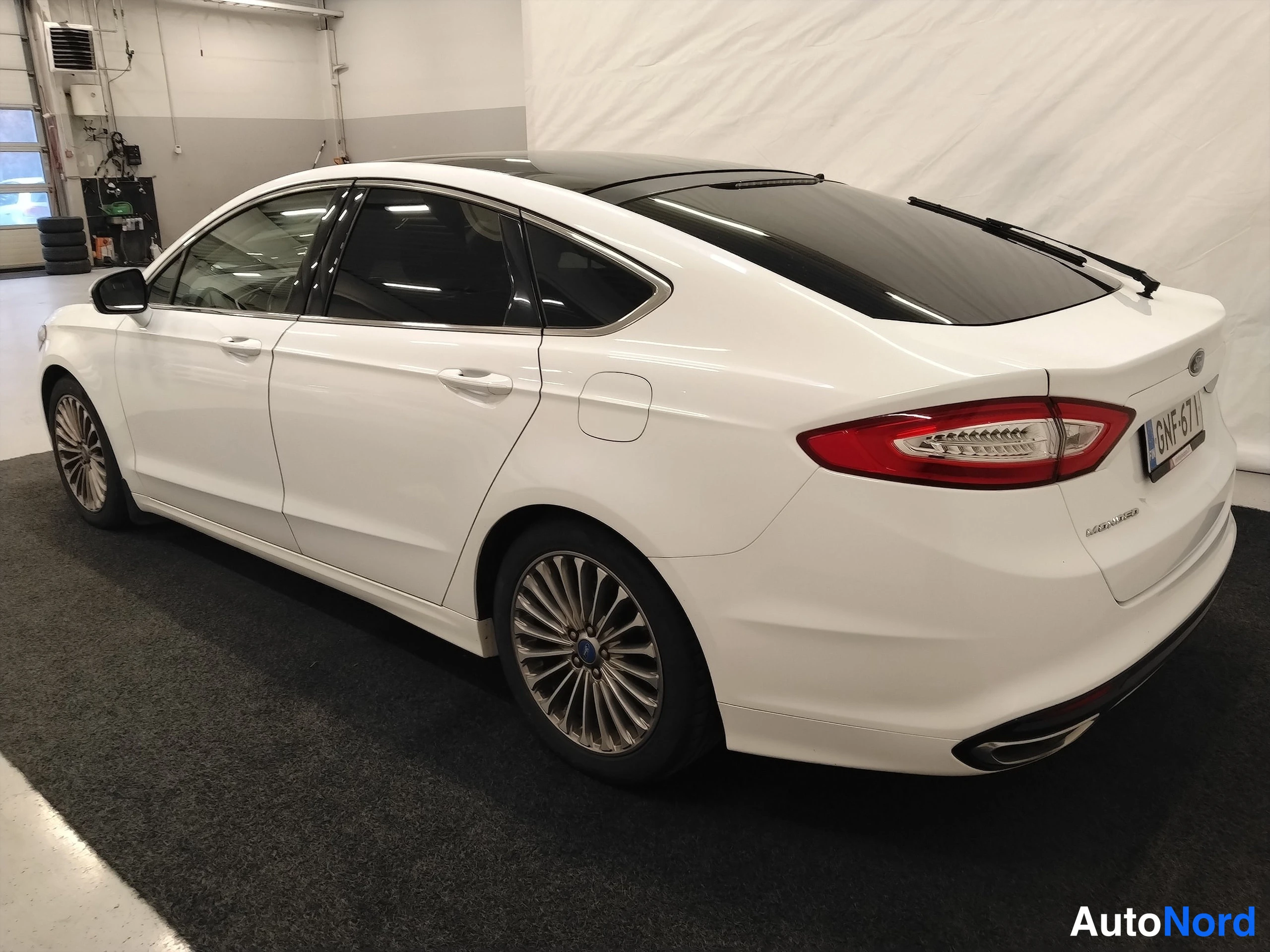 Valkoinen Ford Mondeo 2015, takaviisto, kuva 21