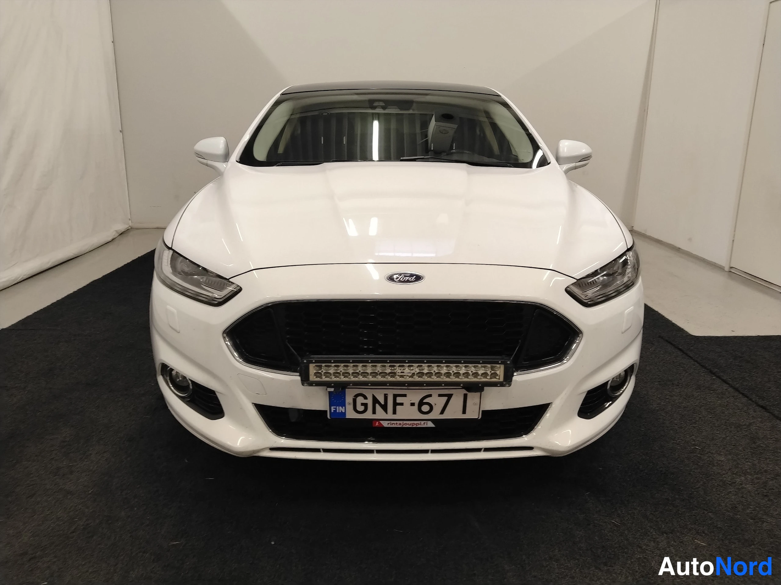 Valkoinen Ford Mondeo 2015, edestä, kuva 15