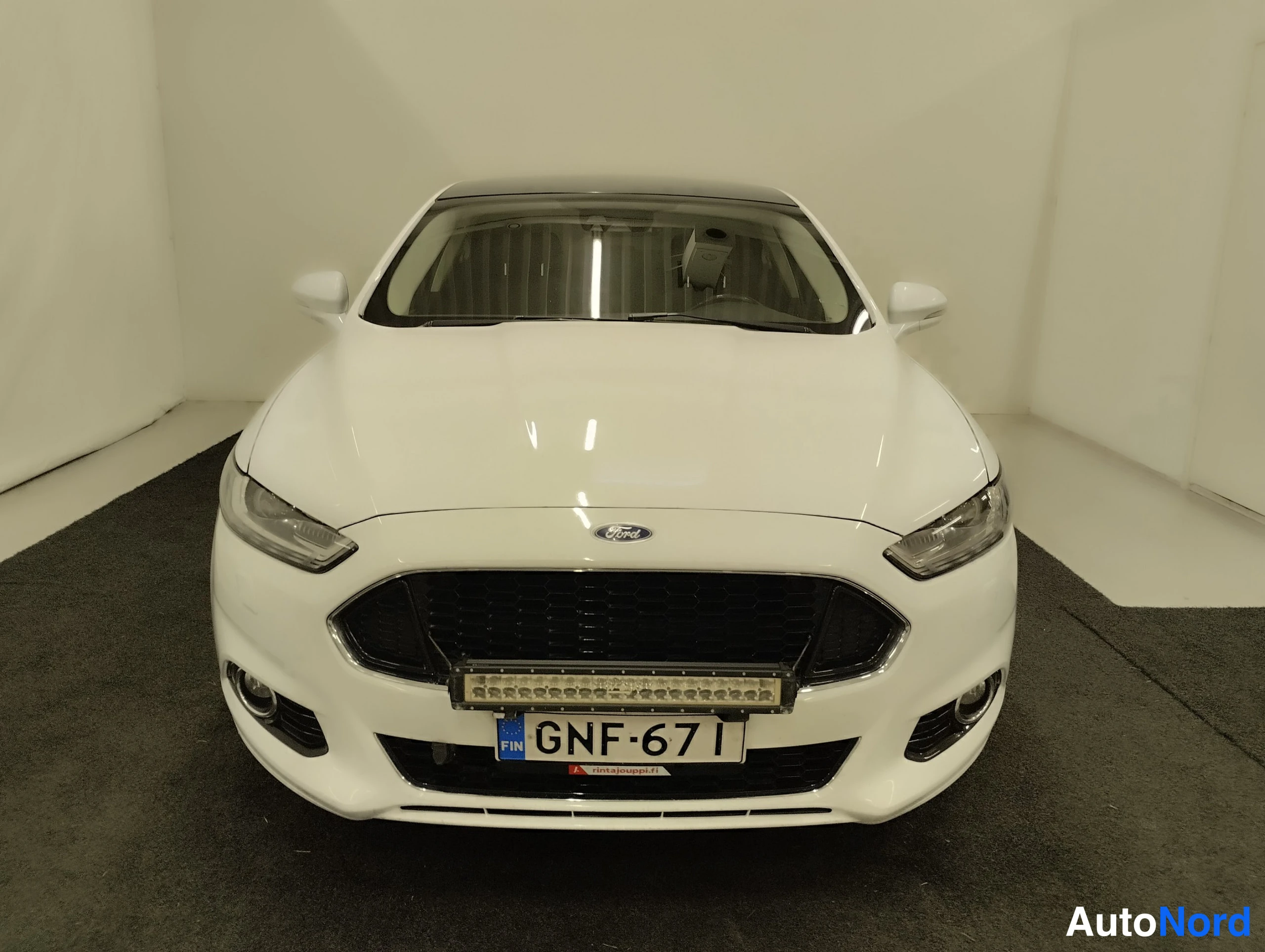 Valkoinen Ford Mondeo 2015, edestä, kuva 16