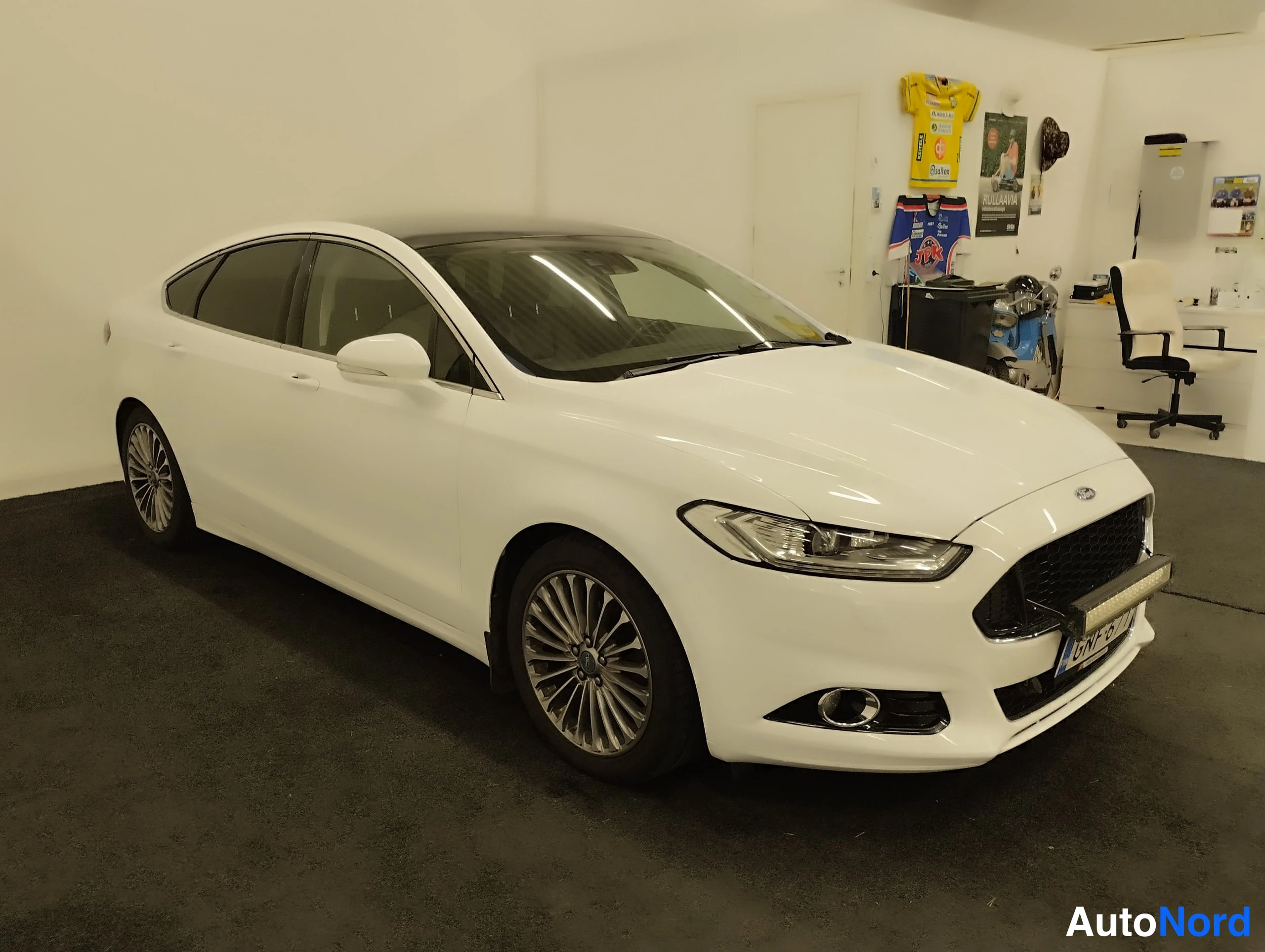 Valkoinen Ford Mondeo 2015, etuviisto, keula oikealle, kuva 11