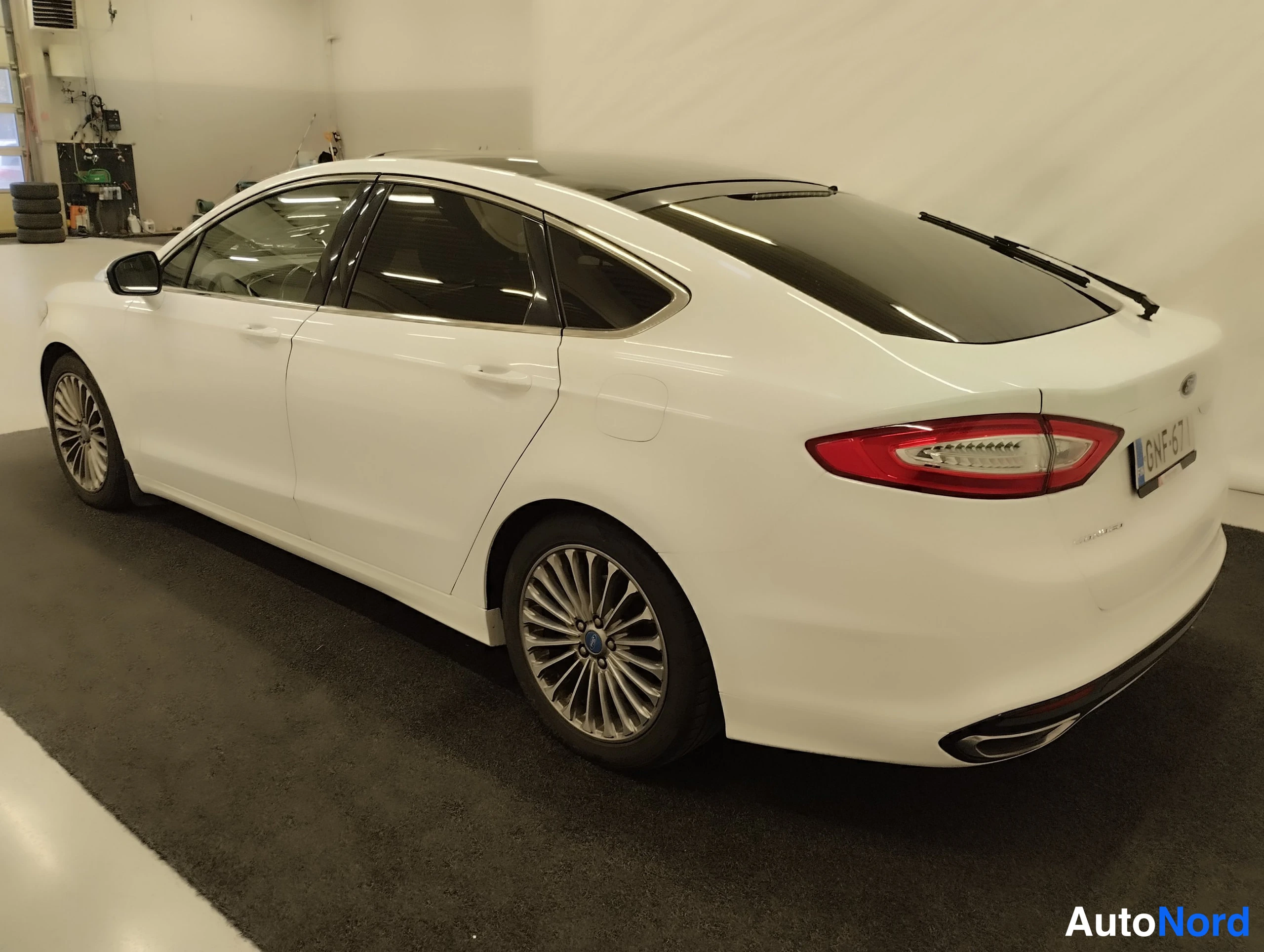 Valkoinen Ford Mondeo 2015, takaviisto, kuva 25