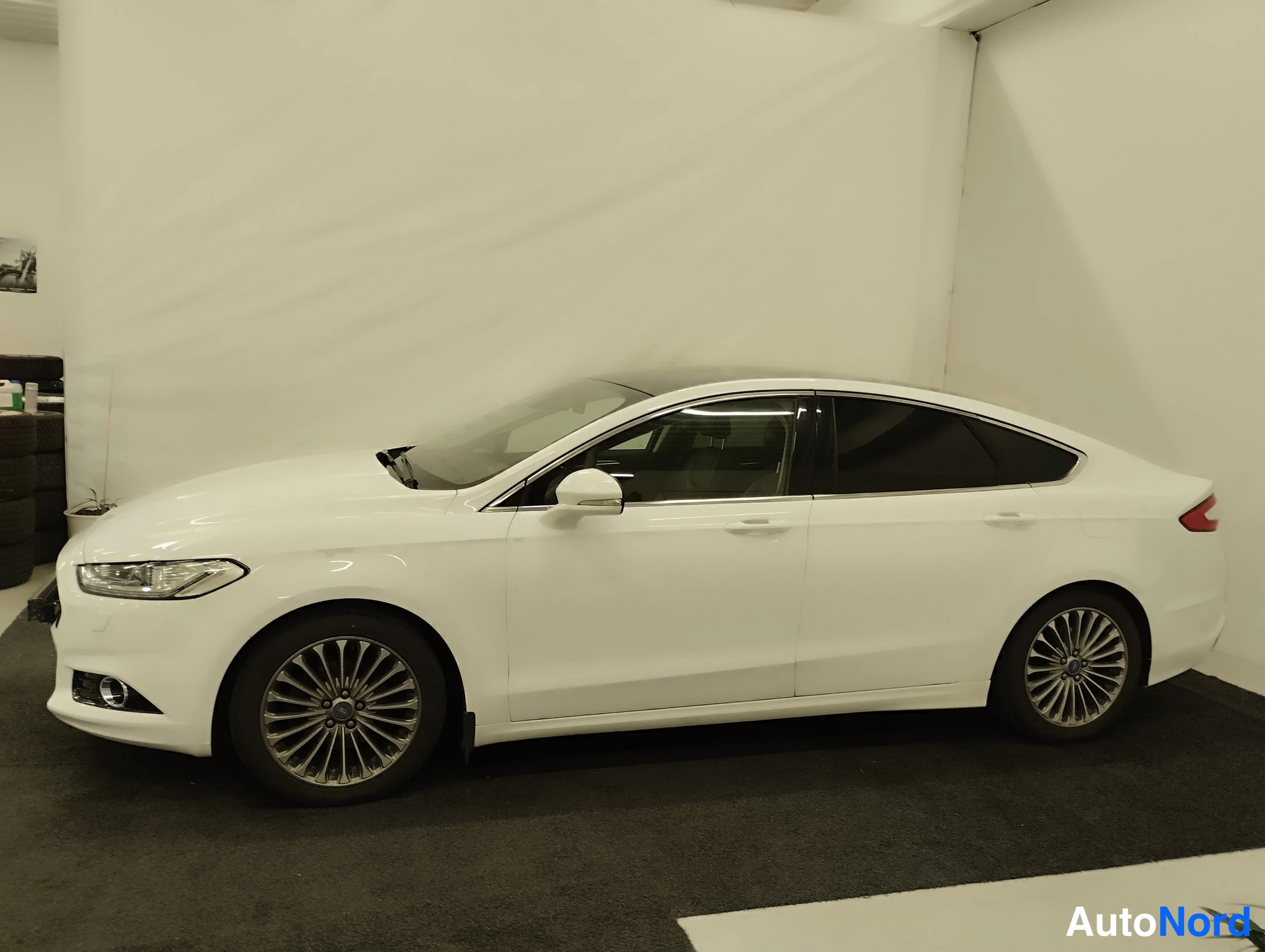 Valkoinen Ford Mondeo 2015, etuviisto, keula vasemmalle, kuva 8