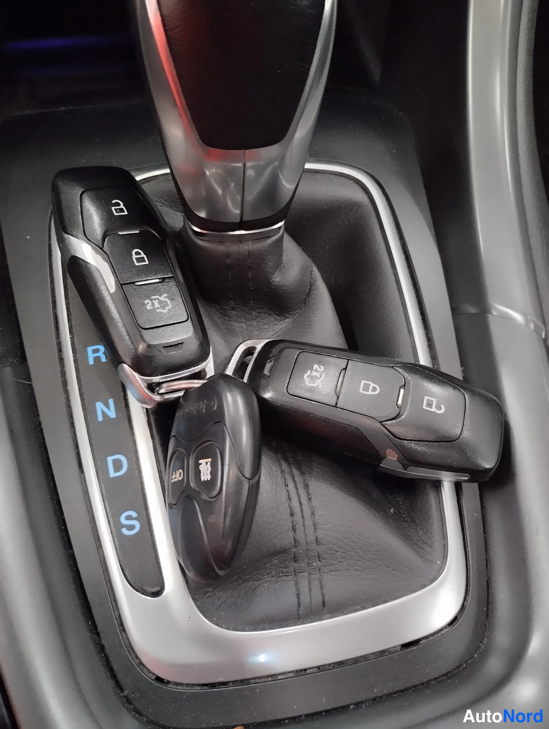 Valkoinen Ford Mondeo 2015, yksityiskohta, kuva 38