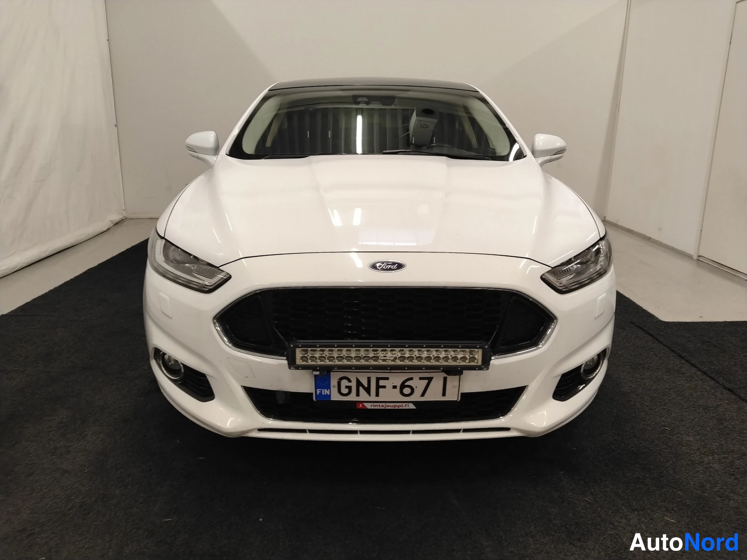 Valkoinen Ford Mondeo 2015, edestä, kuva 13