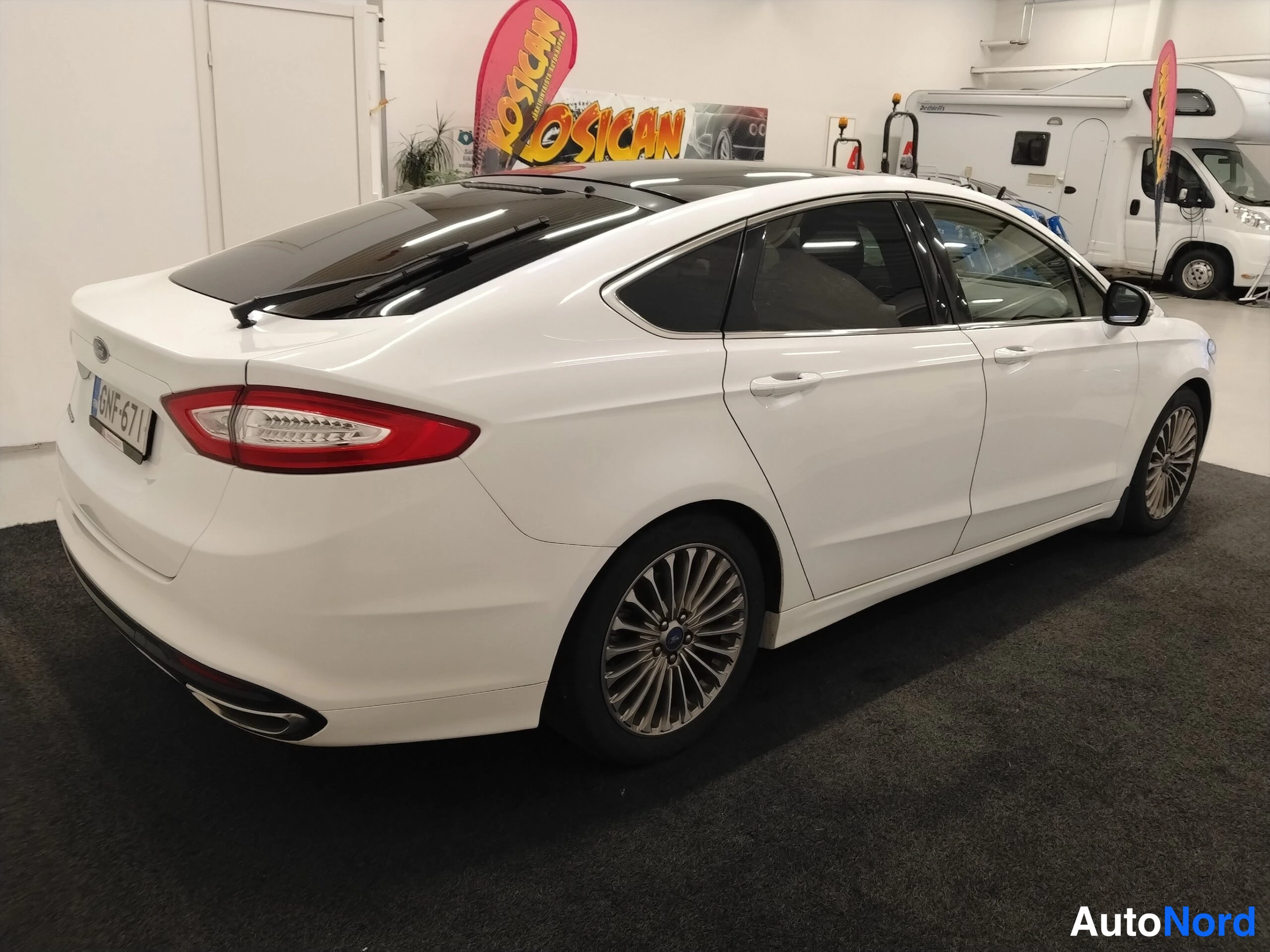 Valkoinen Ford Mondeo 2015, takaviisto, kuva 18