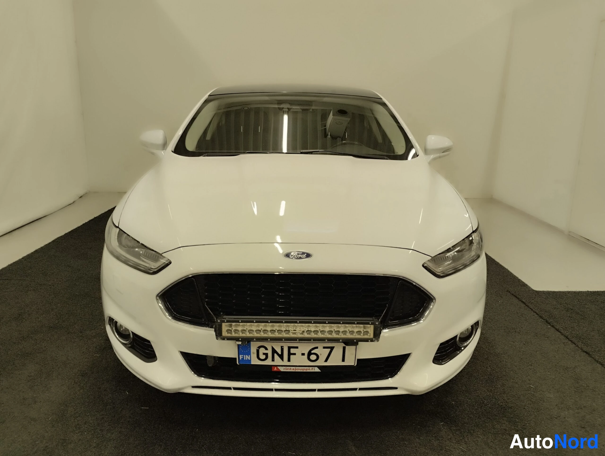 Valkoinen Ford Mondeo 2015, edestä, kuva 14