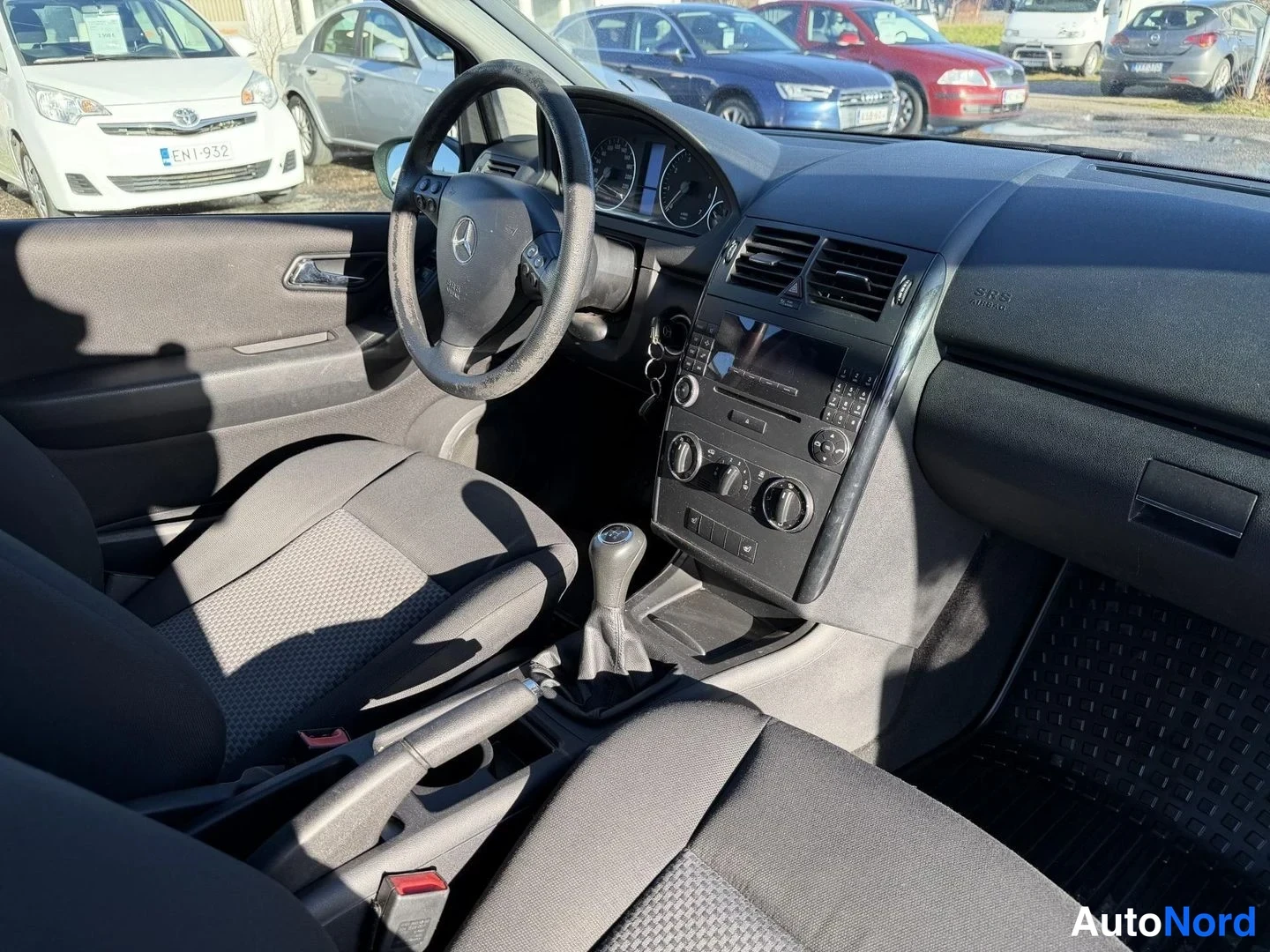 Musta Mercedes-Benz A 150 2008, ohjaamo, kuva 8