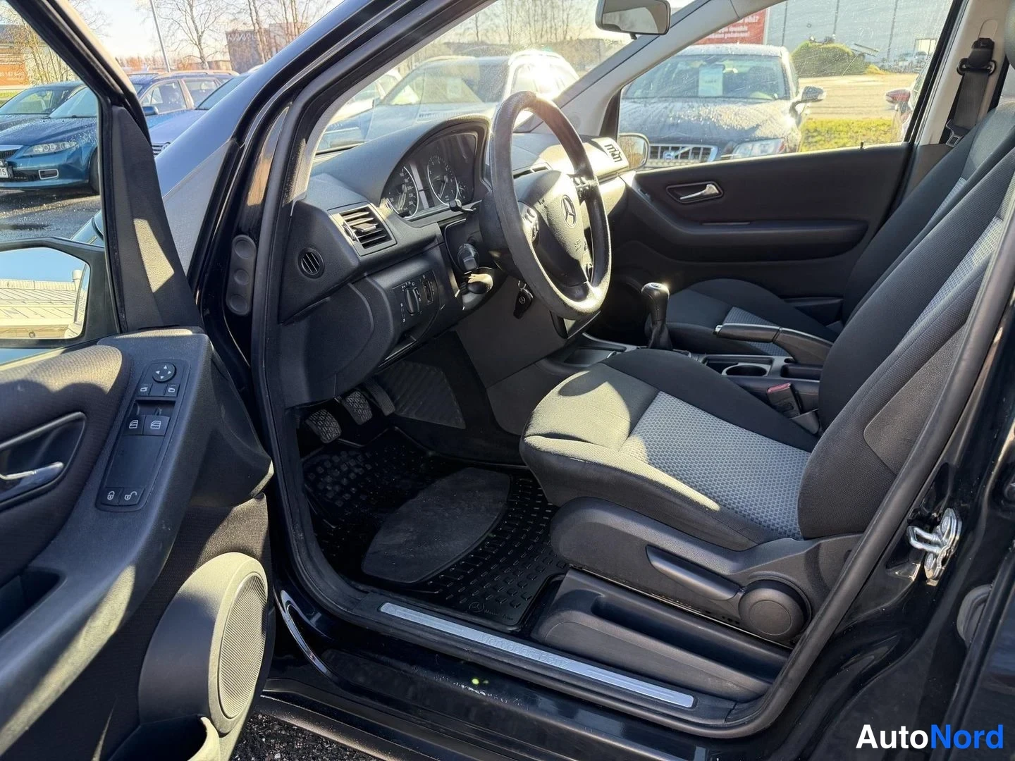 Musta Mercedes-Benz A 150 2008, ohjaamo, kuva 9