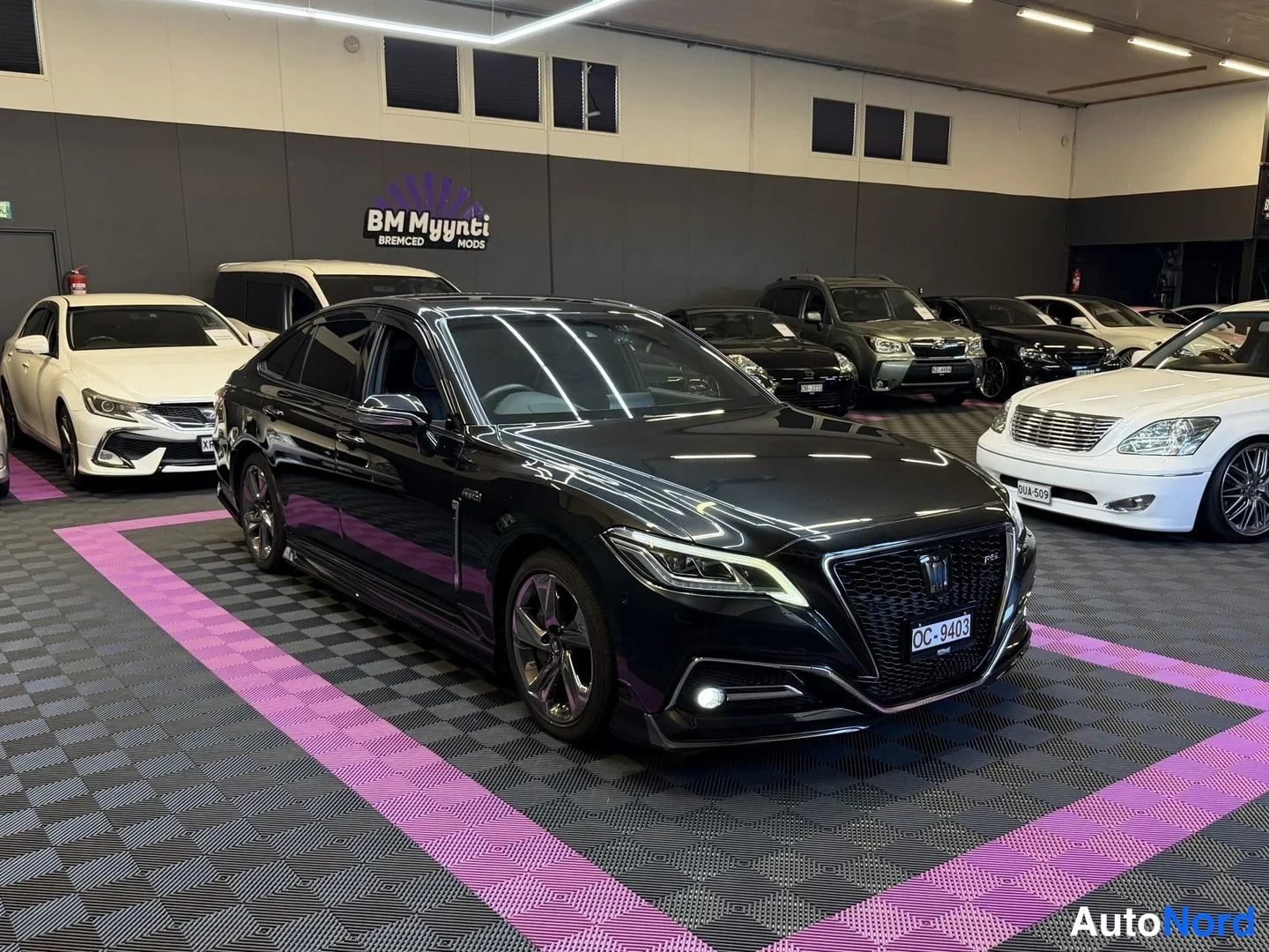 Musta Toyota Crown 2018, etuviisto, keula oikealle, kuva 2