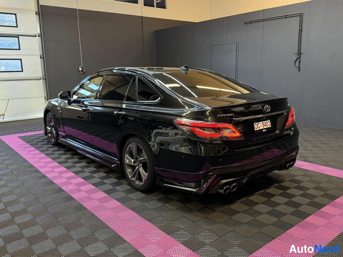 Musta Toyota Crown 2018, takaviisto, kuva 6