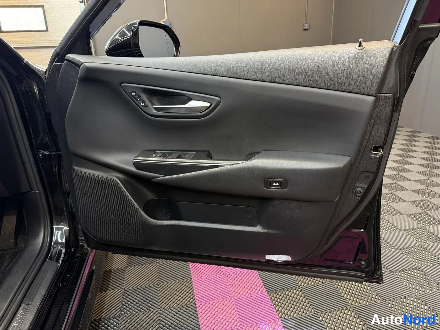 Musta Toyota Crown 2018, yksityiskohta, kuva 23