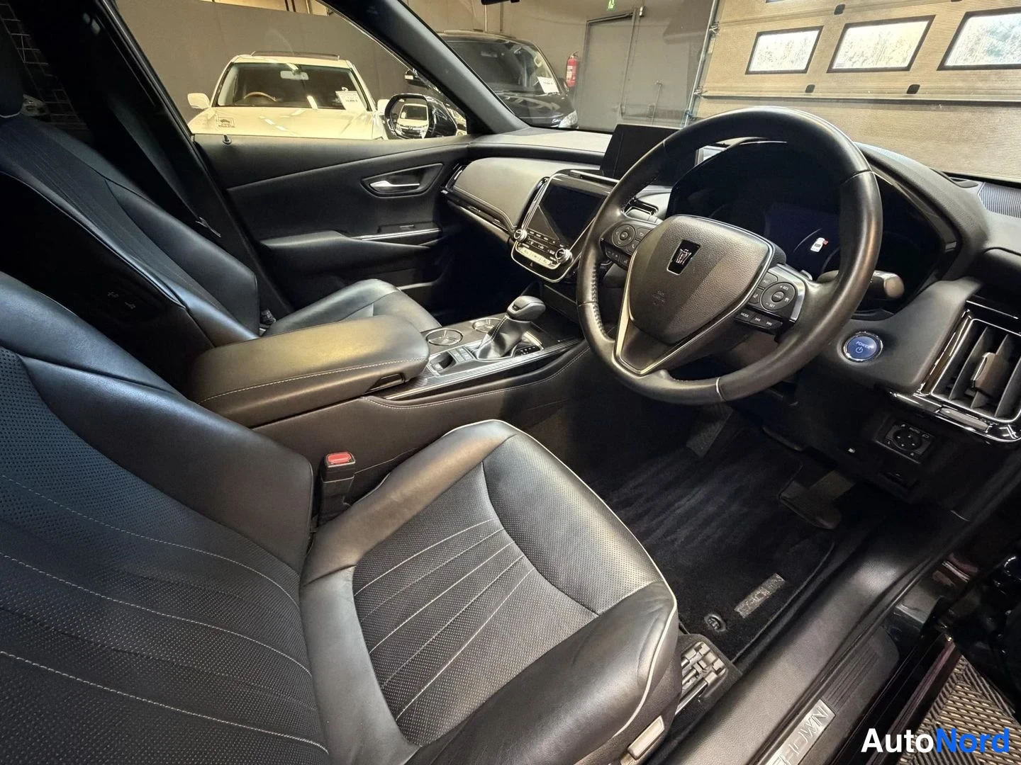 Musta Toyota Crown 2018, ohjaamo, kuva 9