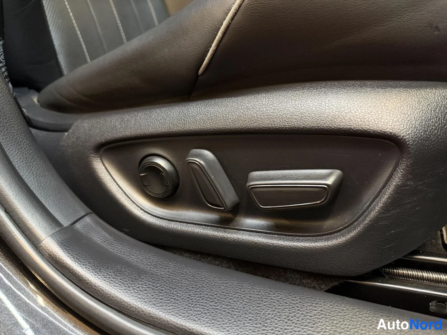Musta Toyota Crown 2018, yksityiskohta, kuva 25