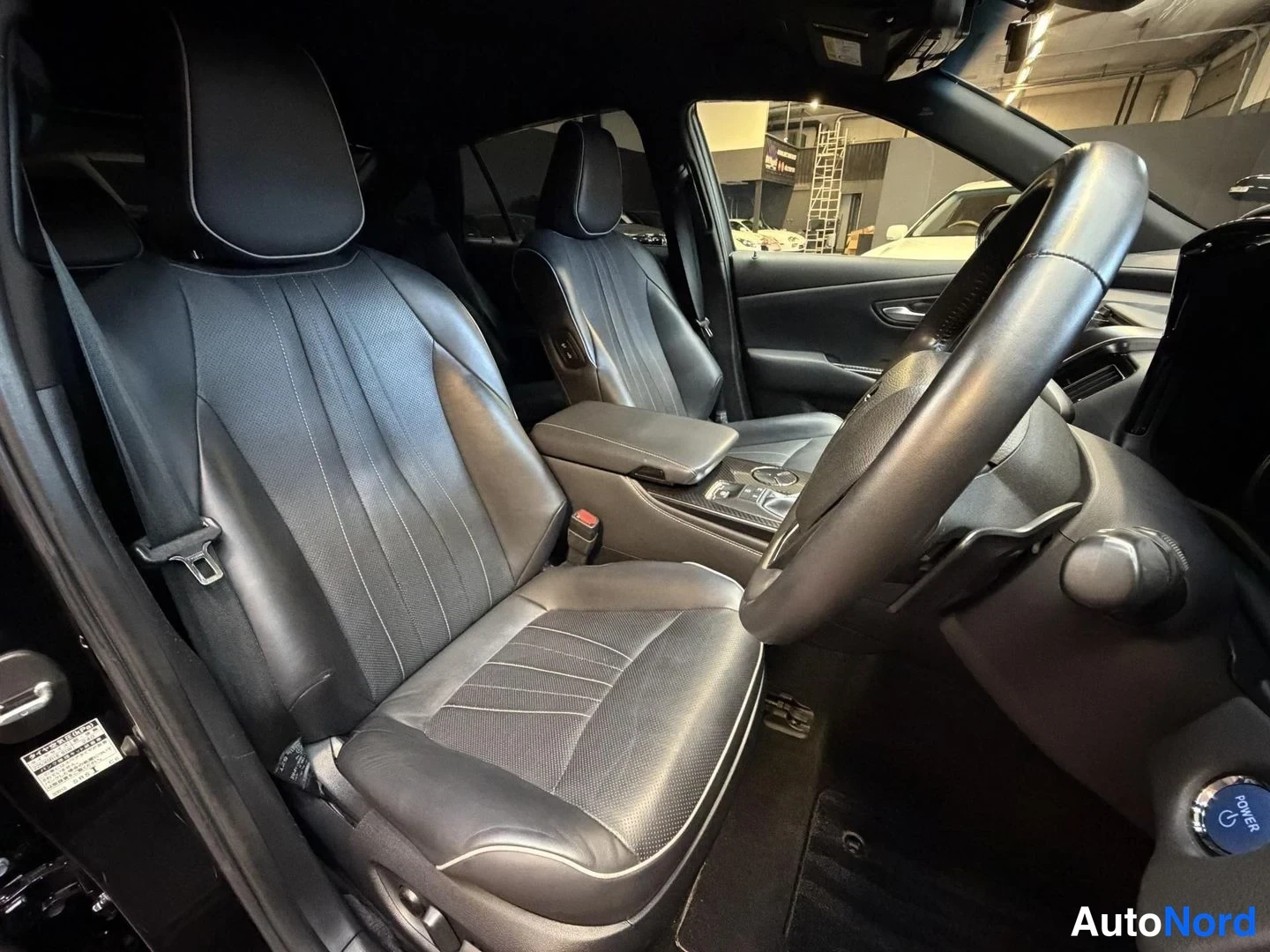 Musta Toyota Crown 2018, ohjaamo, kuva 10