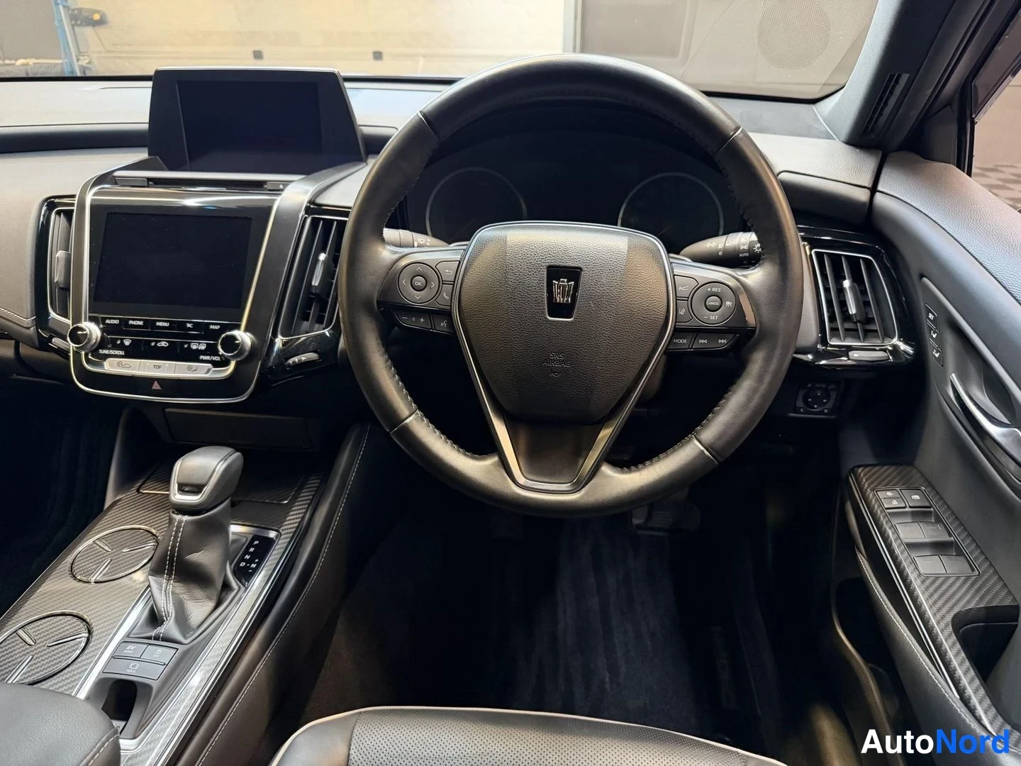 Musta Toyota Crown 2018, ohjaamo, kuva 11
