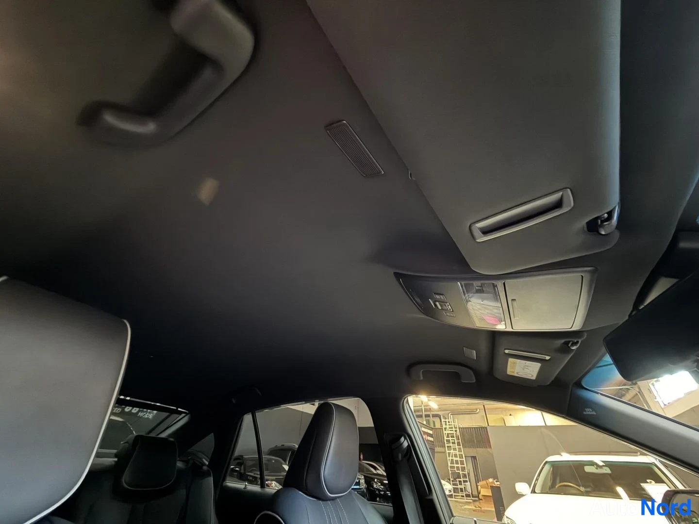 Musta Toyota Crown 2018, ohjaamo, kuva 15