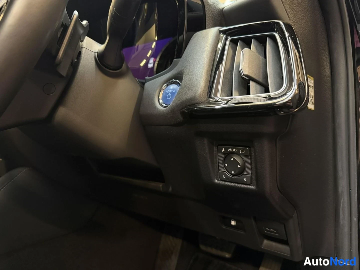 Musta Toyota Crown 2018, yksityiskohta, kuva 26