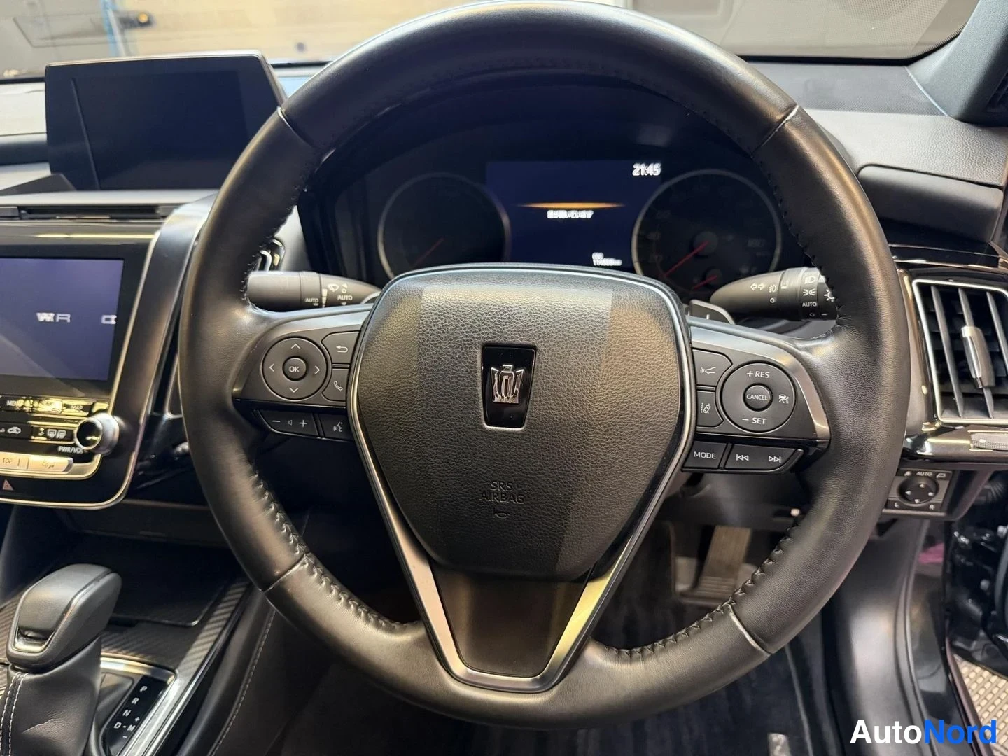 Musta Toyota Crown 2018, ohjaamo, kuva 12