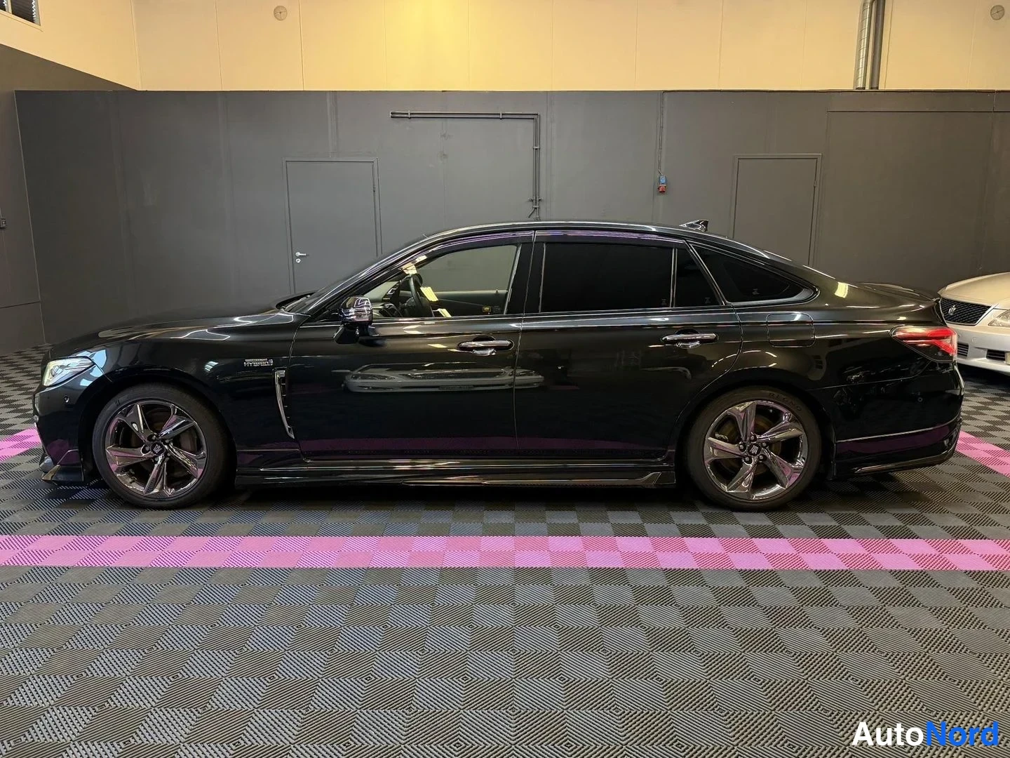 Musta Toyota Crown 2018, sivulta, kuva 4