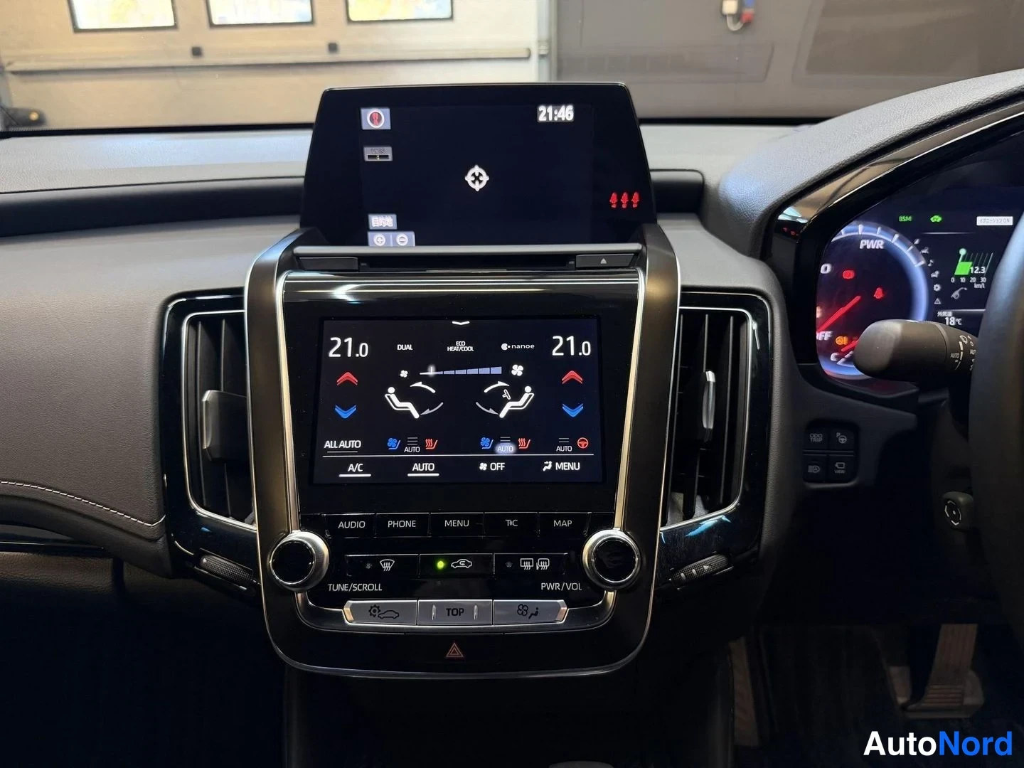 Musta Toyota Crown 2018, ohjaamo, kuva 13