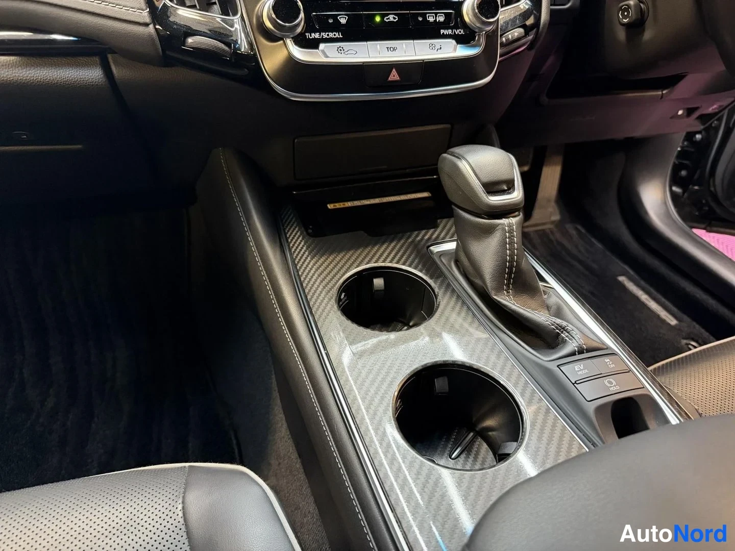Musta Toyota Crown 2018, yksityiskohta, kuva 33