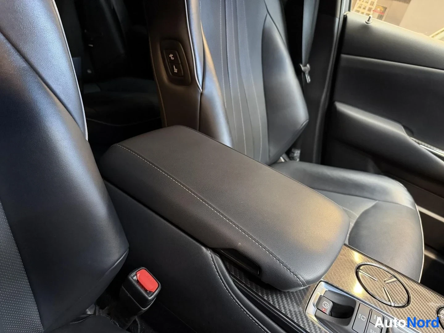 Musta Toyota Crown 2018, etuistuimet, kuva 17
