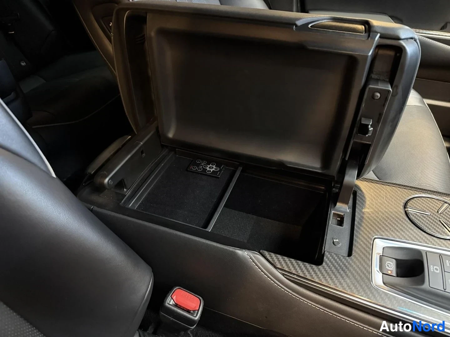 Musta Toyota Crown 2018, yksityiskohta, kuva 34