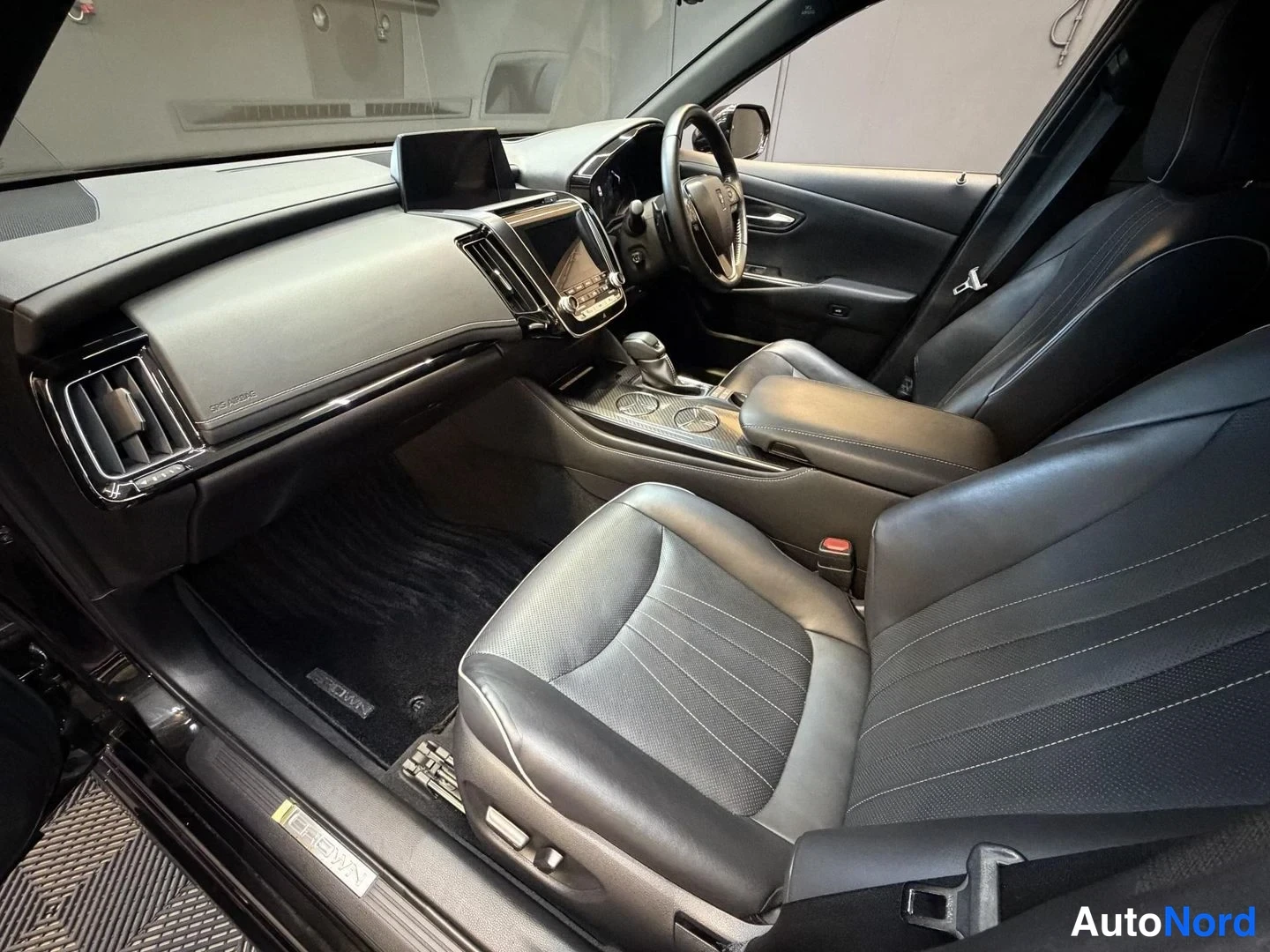Musta Toyota Crown 2018, ohjaamo, kuva 14