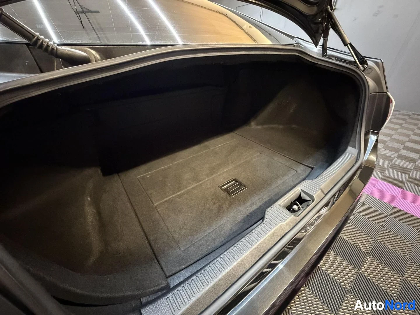 Musta Toyota Crown 2018, tavaratila, kuva 21