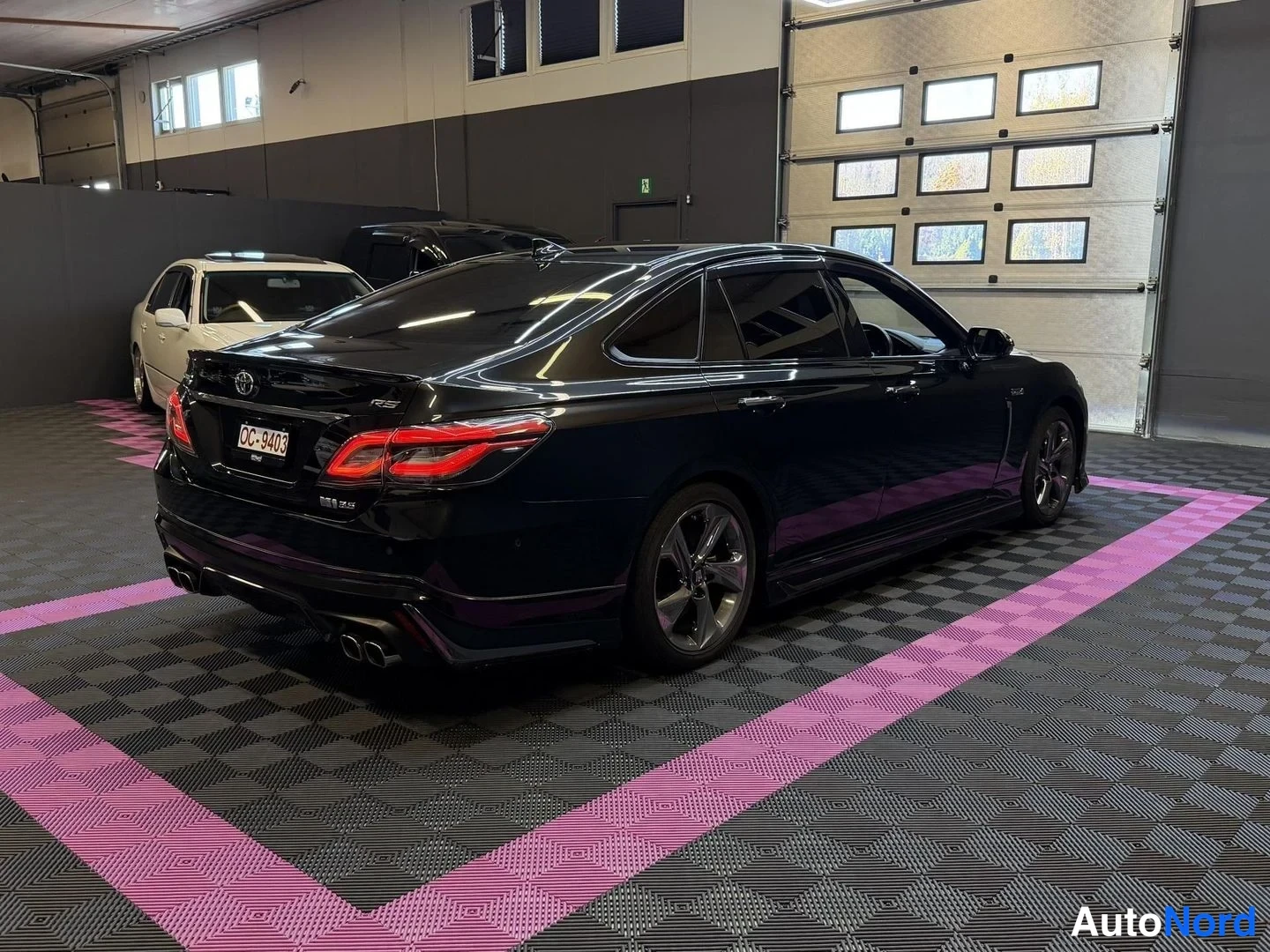 Musta Toyota Crown 2018, takaviisto, kuva 7