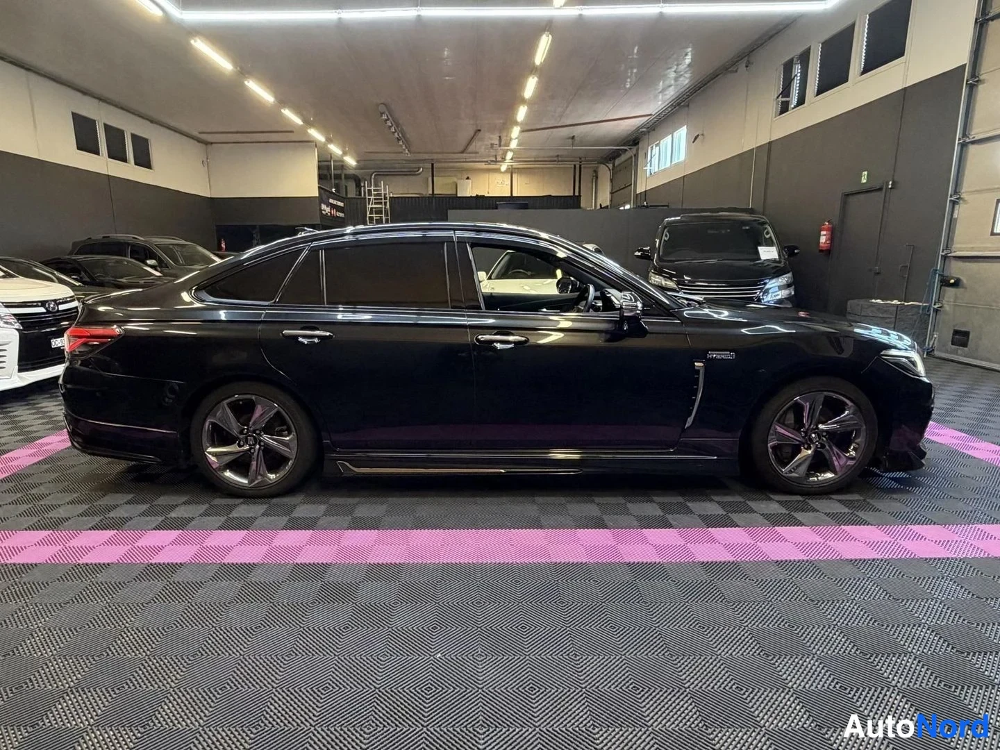 Musta Toyota Crown 2018, sivulta, kuva 5
