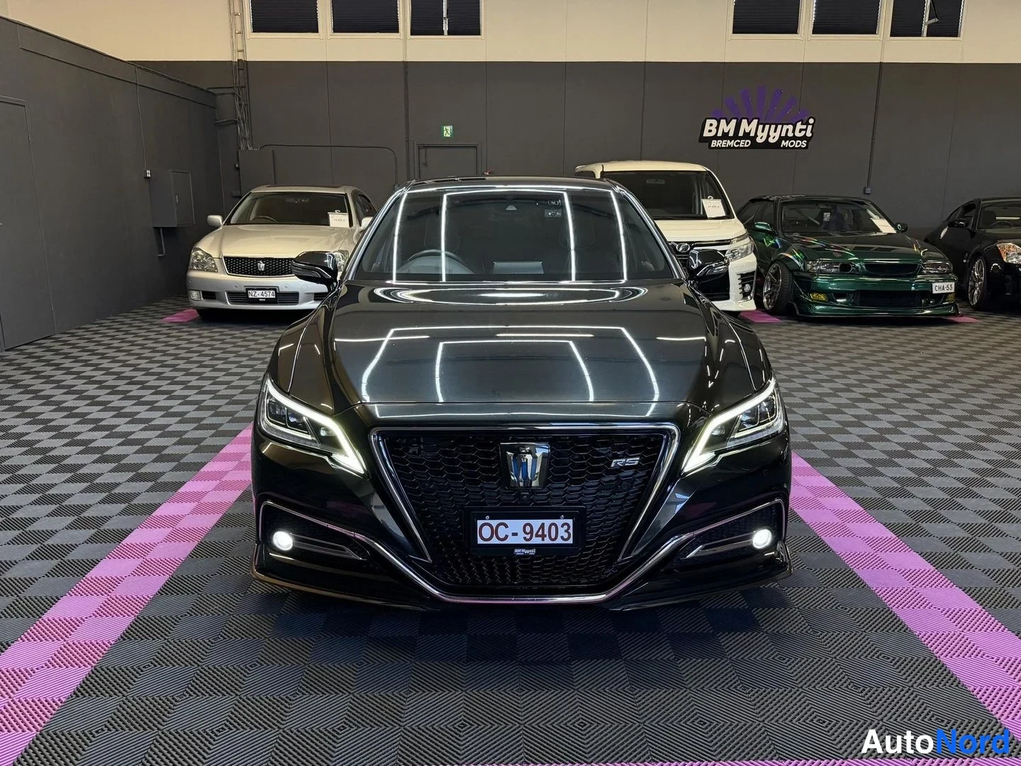 Musta Toyota Crown 2018, edestä, kuva 3