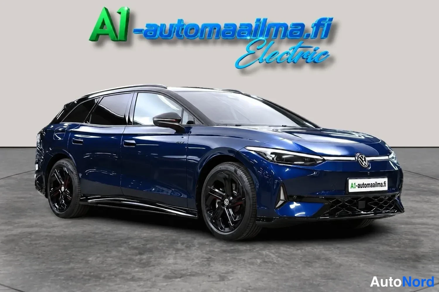 Sininen Volkswagen ID.7 Tourer GTX 2025, etuviisto, keula oikealle, kuva 2