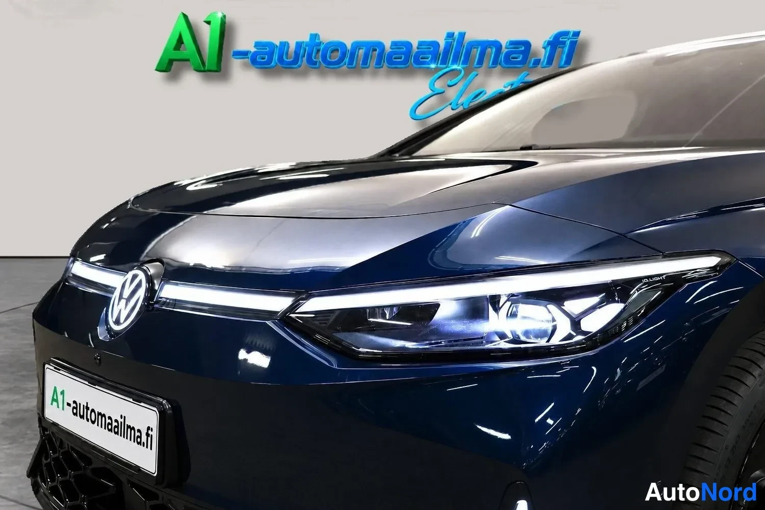 Sininen Volkswagen ID.7 Tourer GTX 2025, edestä, kuva 3