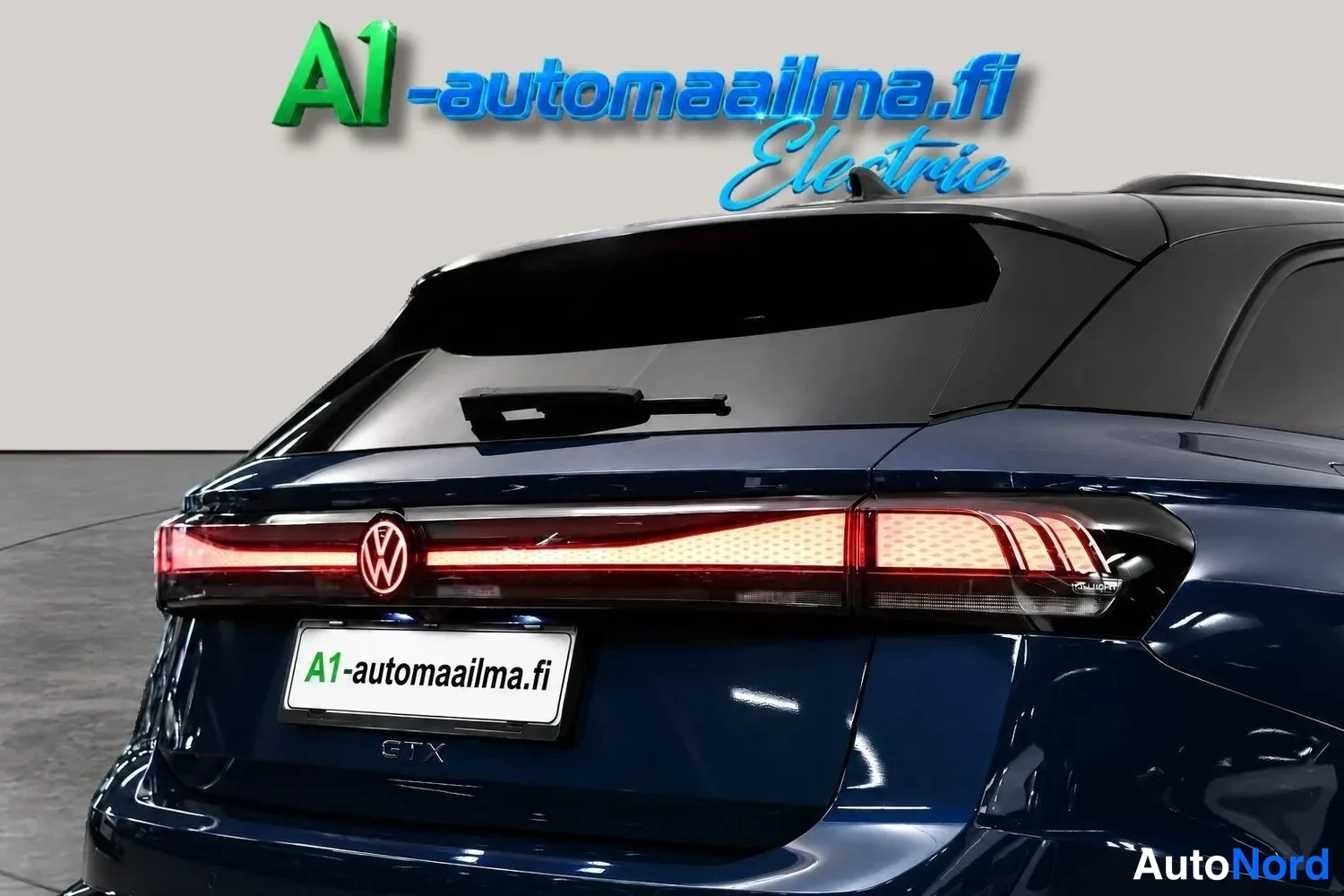 Sininen Volkswagen ID.7 Tourer GTX 2025, takaviisto, kuva 7